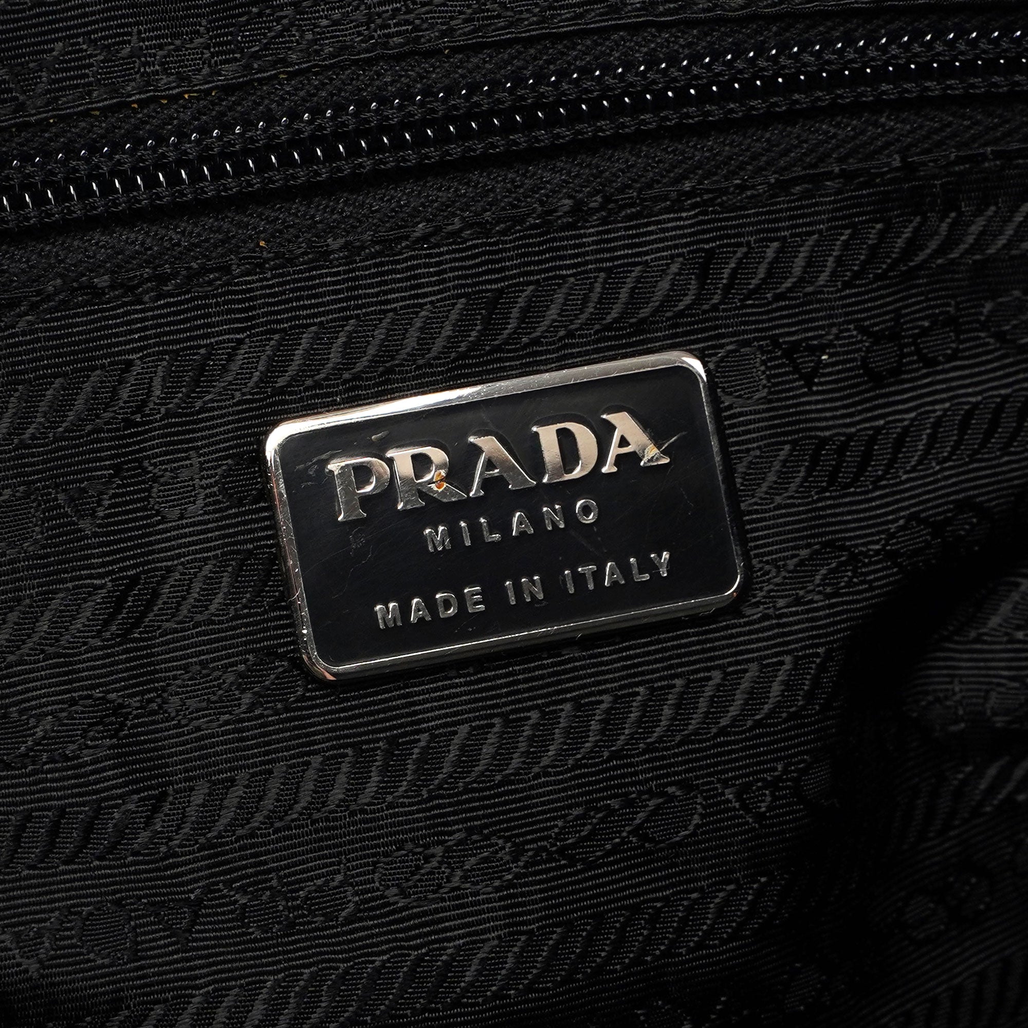 Prada Tessuto Metallo Schultertasche aus schwarzem Nylon