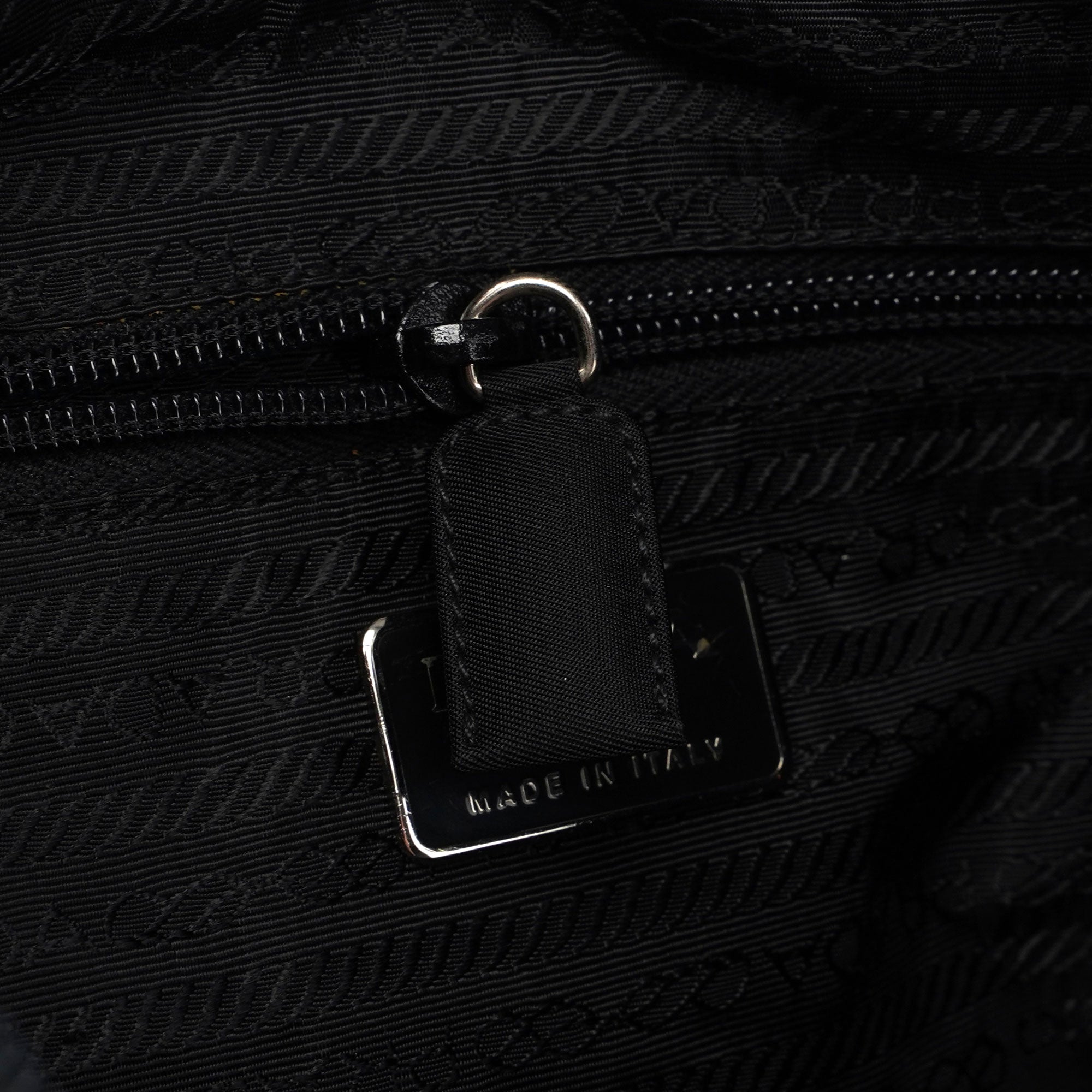 Prada Tessuto Metallo Schultertasche aus schwarzem Nylon