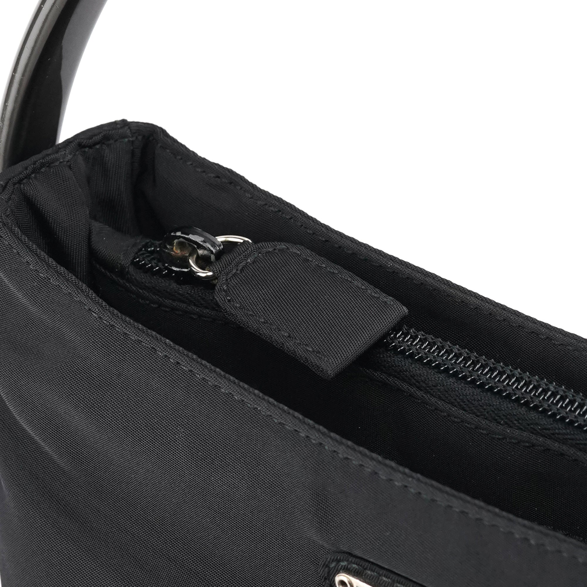Prada Henkeltasche aus schwarzem Tessuto-Nylon mit Metallringhenkel