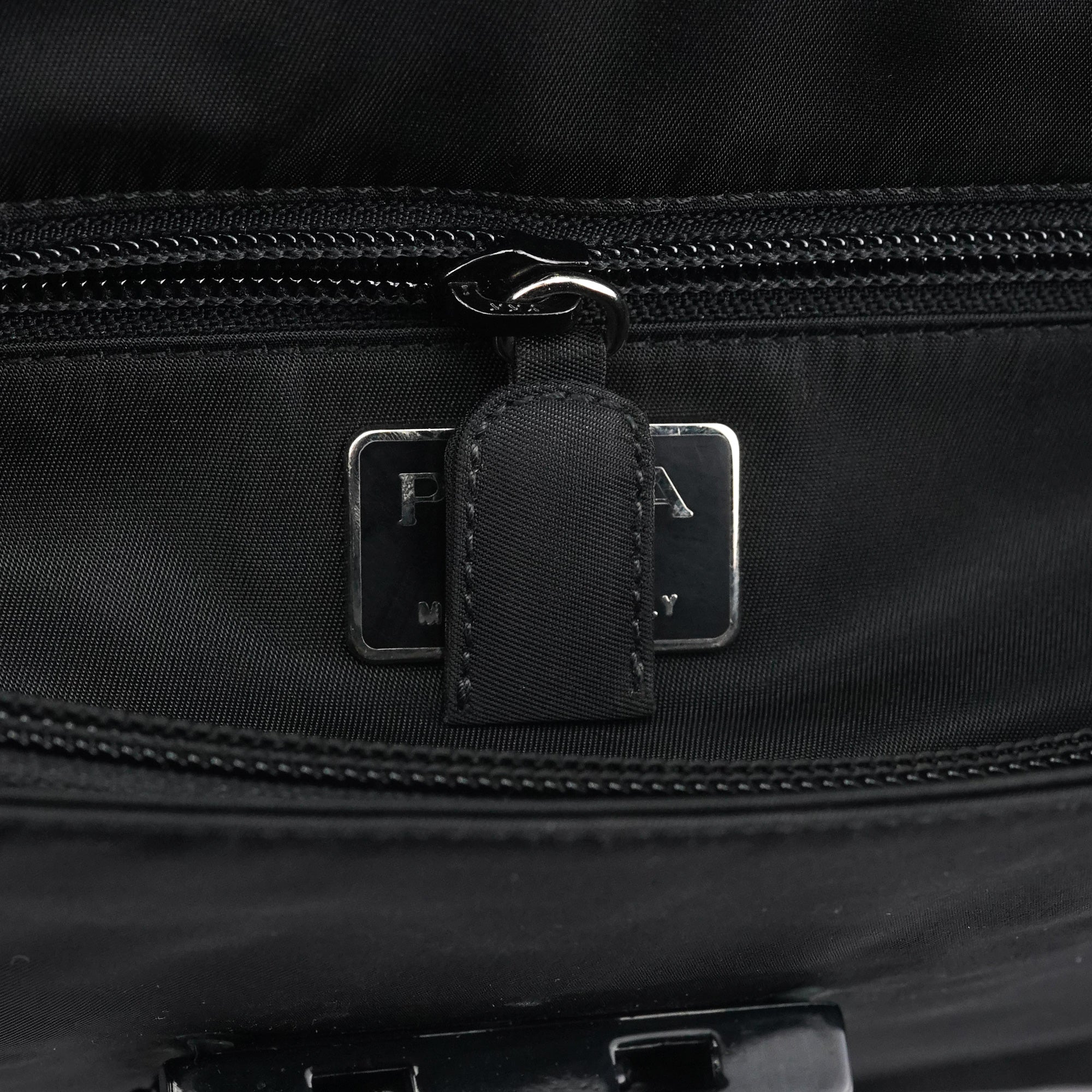 Prada Sac à poignée Tessuto Spazzolato en nylon noir