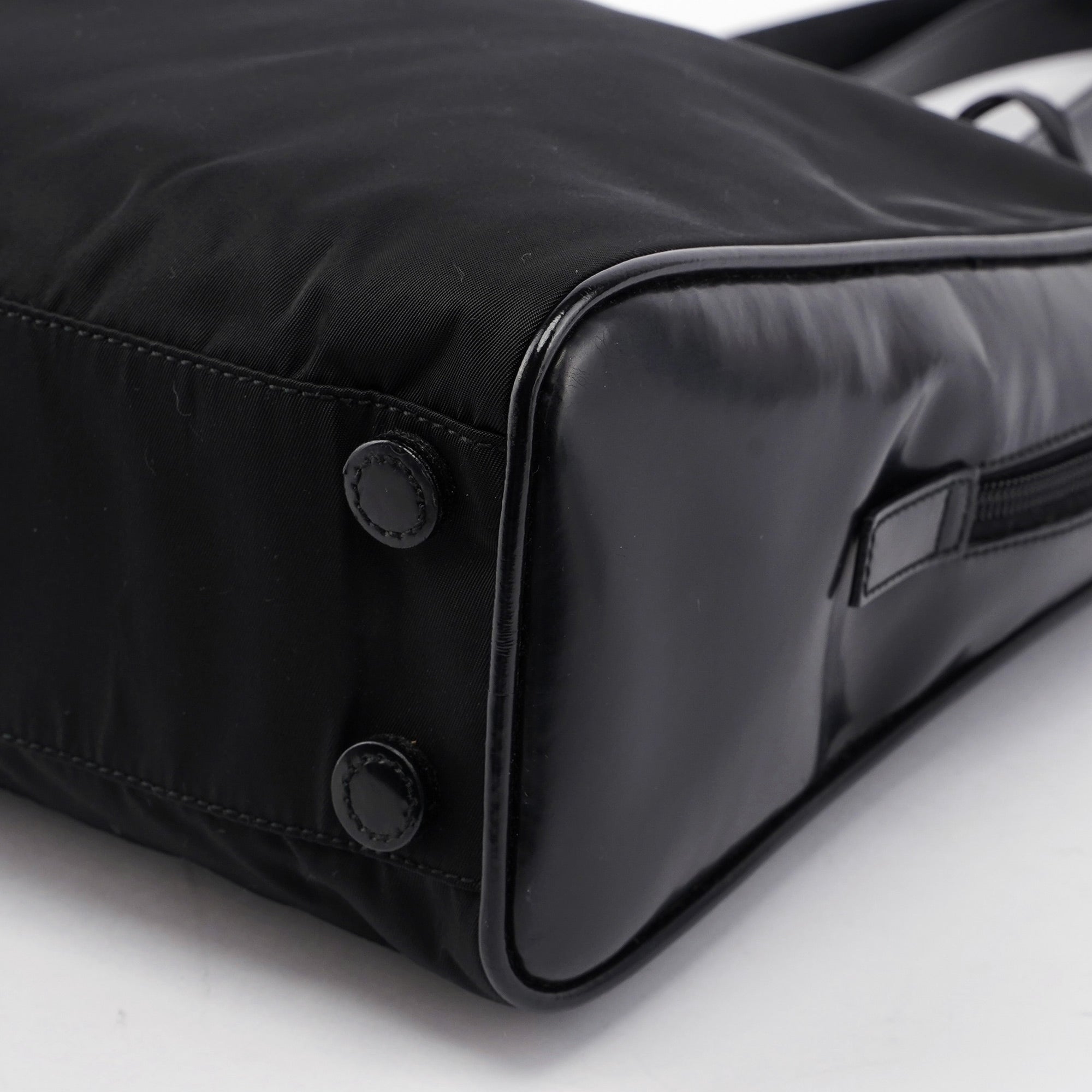 Prada Tessuto Spazzolato Tote Bag aus schwarzem Nylon und Lackleder