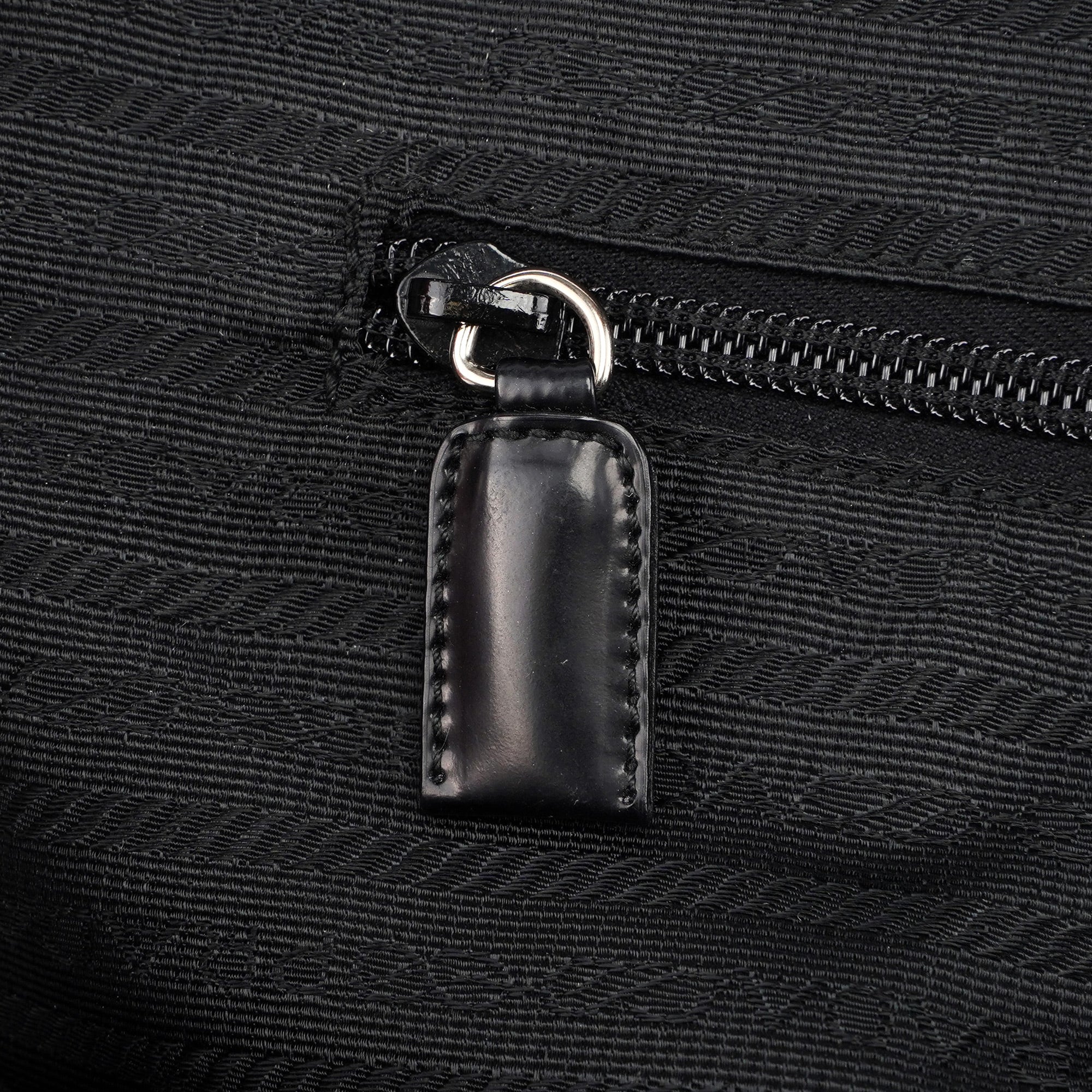 Prada Tessuto Spazzolato Tote Bag aus schwarzem Nylon und Lackleder