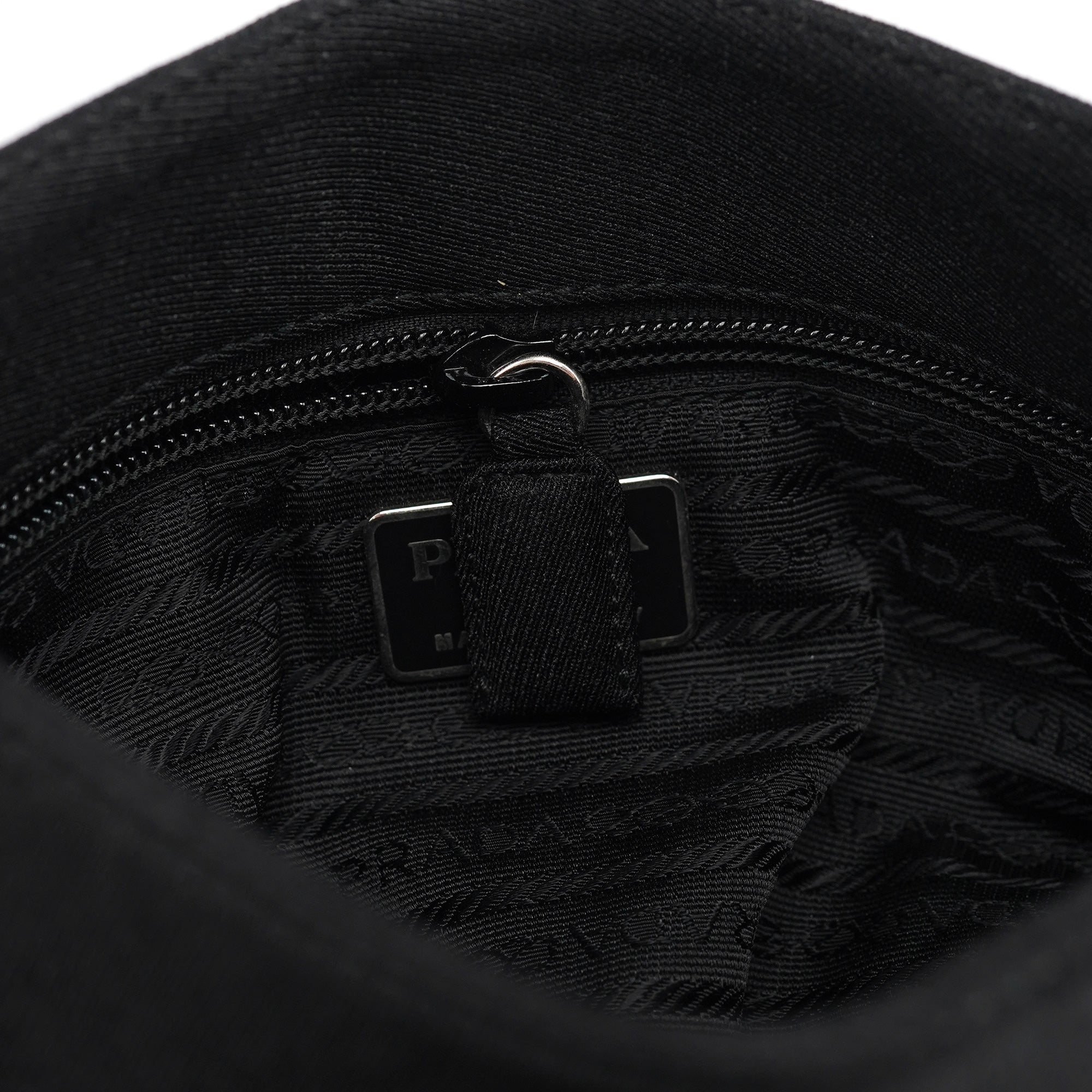 Prada Tessuto Swing Schultertasche mit Kette aus schwarzem Nylon