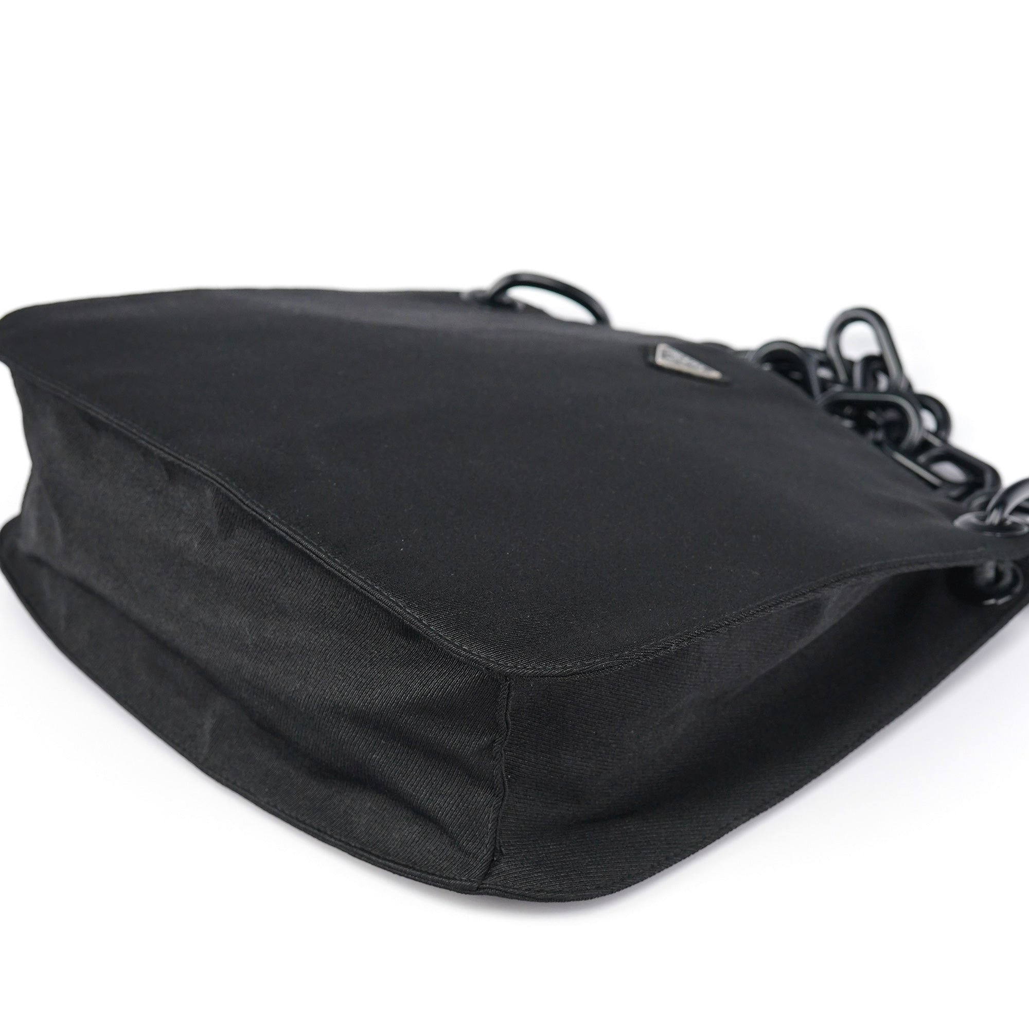 Prada Tessuto Swing Schultertasche mit Kette aus schwarzem Nylon