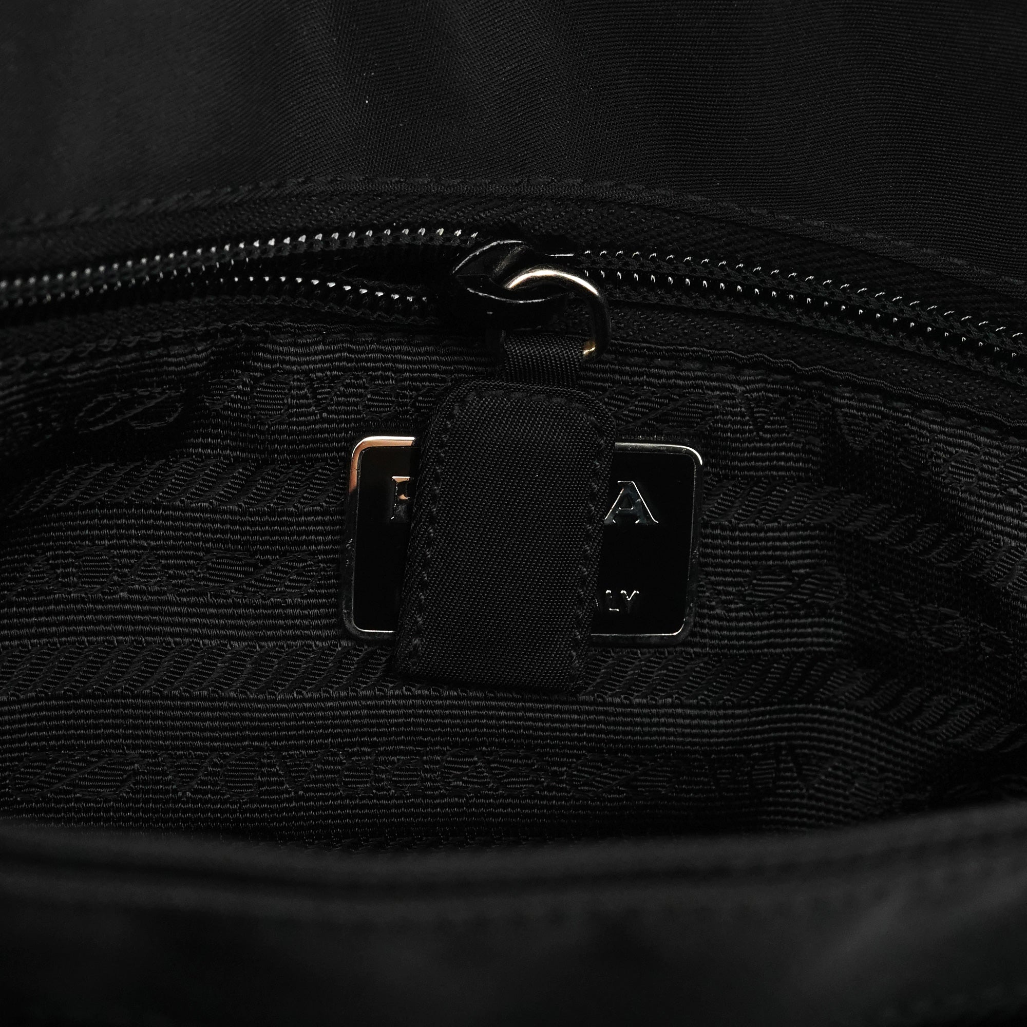 Prada Tessuto Vitello axelväska i svart nylon och kalvskinn