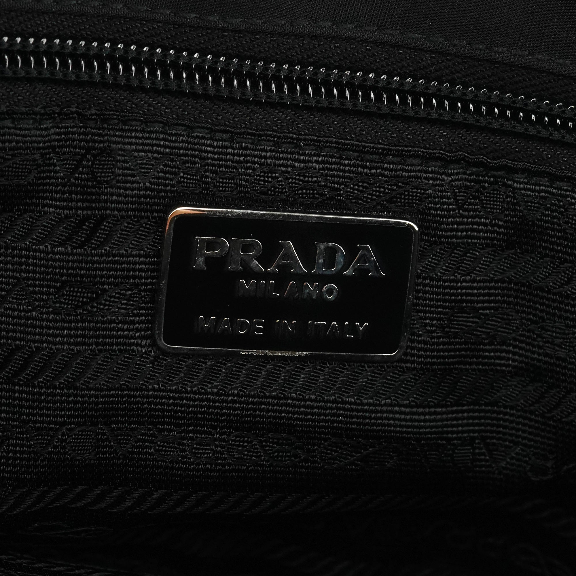 Prada Tessuto Vitello axelväska i svart nylon och kalvskinn