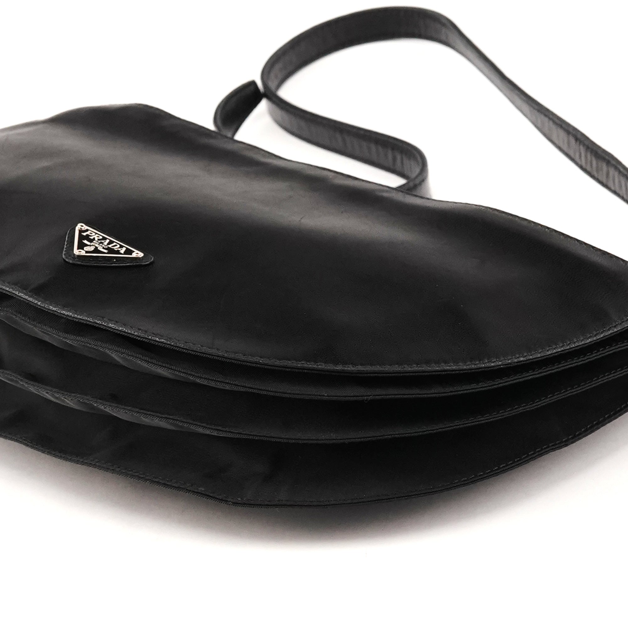 Prada Tessuto Vitello axelväska i svart nylon och kalvskinn