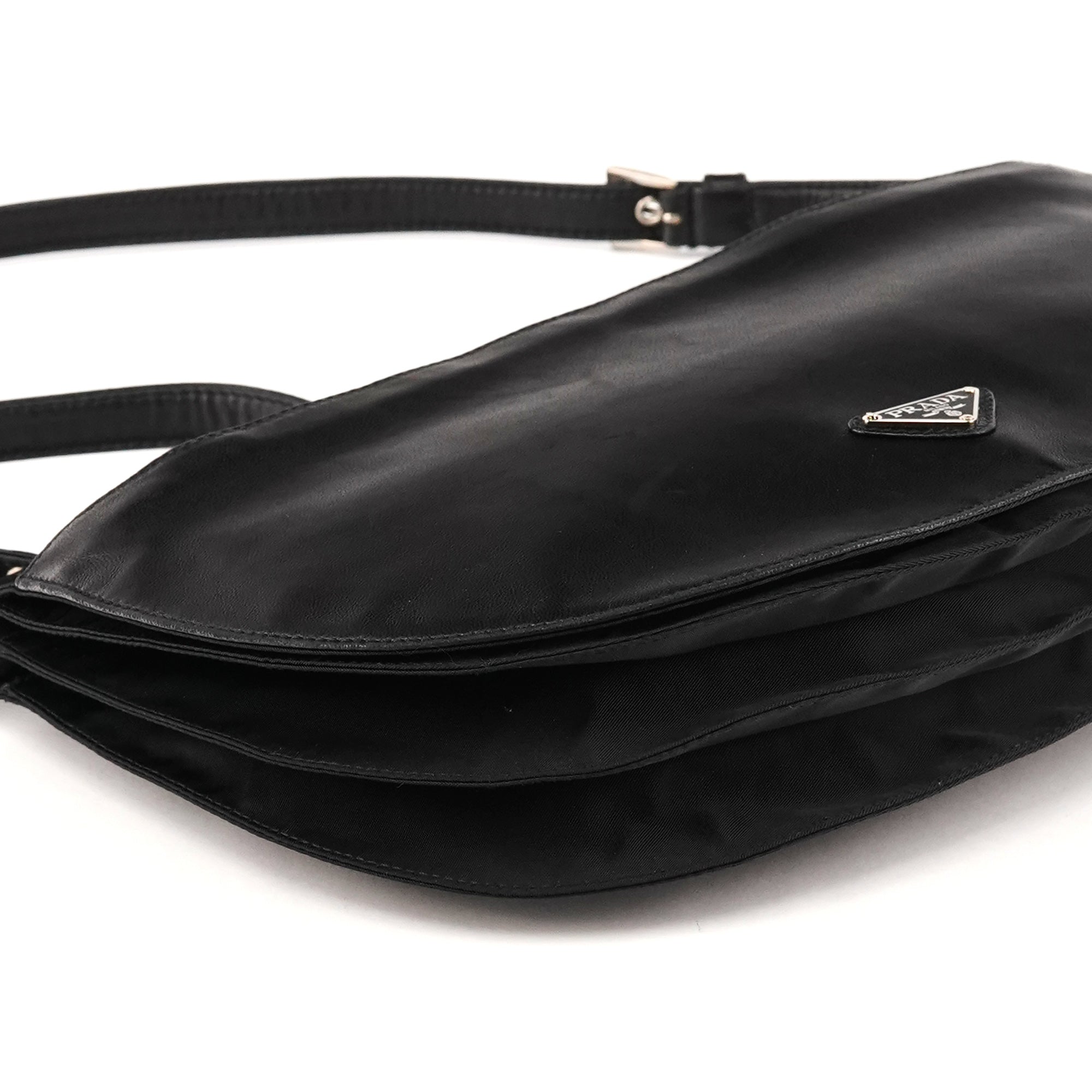 Prada Tessuto Vitello axelväska i svart nylon och kalvskinn