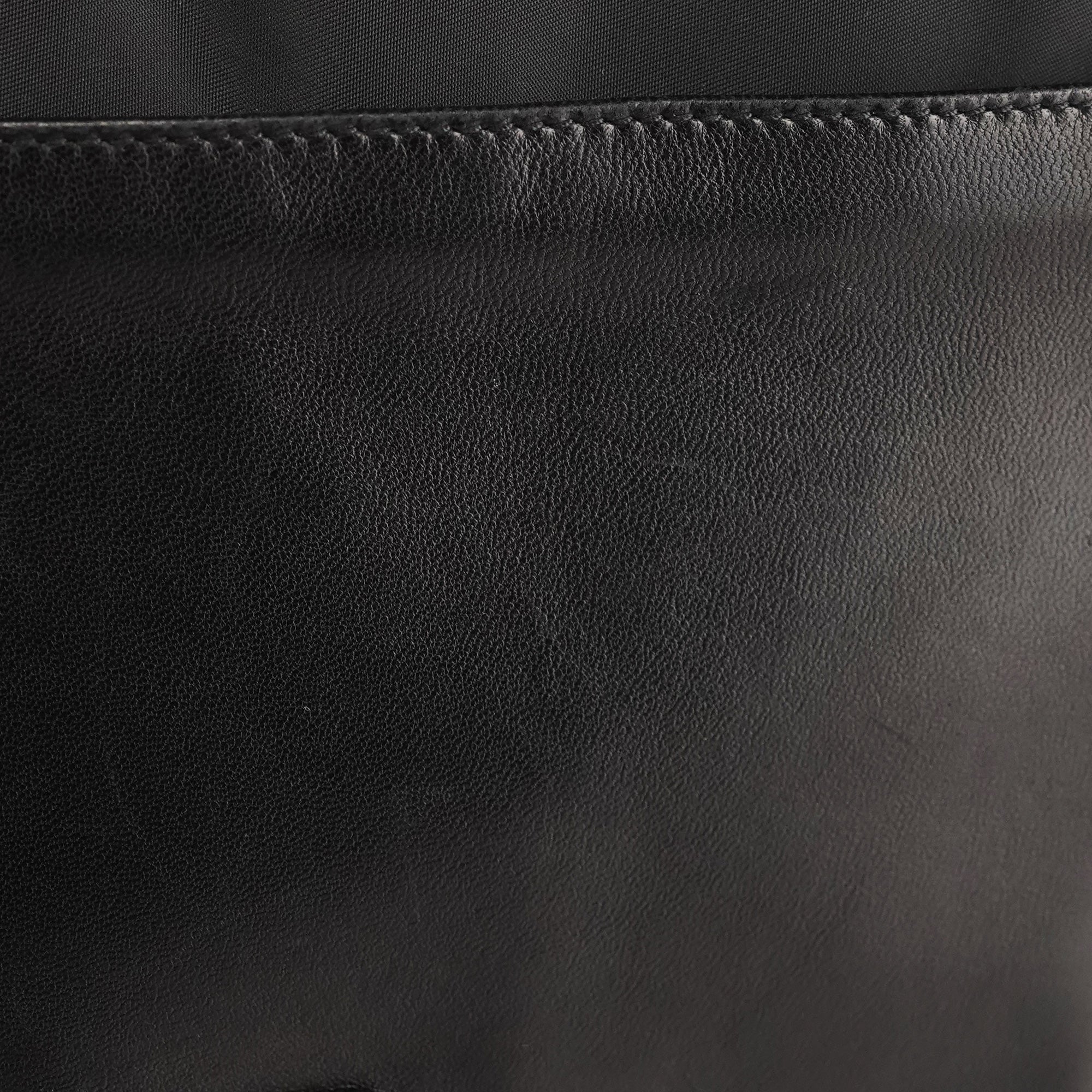 Prada Tessuto Vitello axelväska i svart nylon och kalvskinn