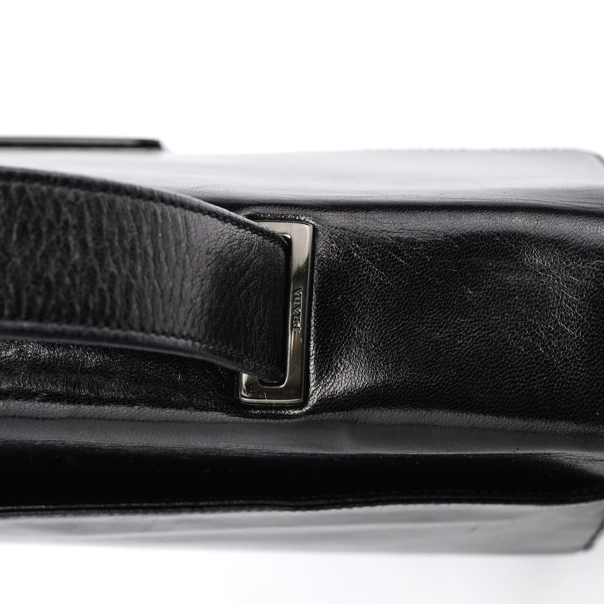 Prada Sac à poignée à boucle en cuir de veau noir