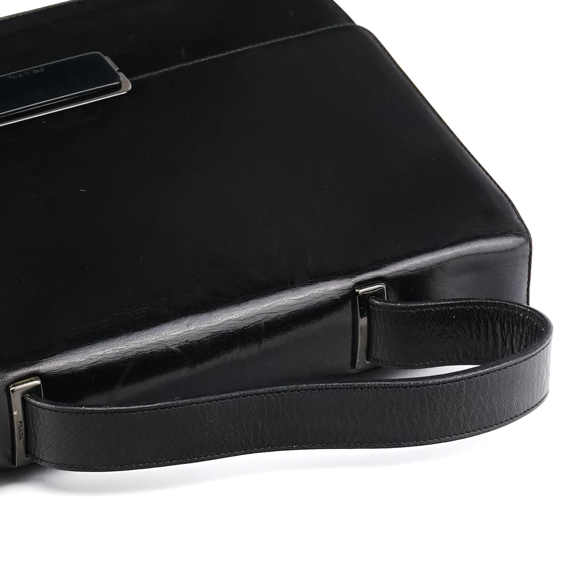 Prada Sac à poignée à boucle en cuir de veau noir