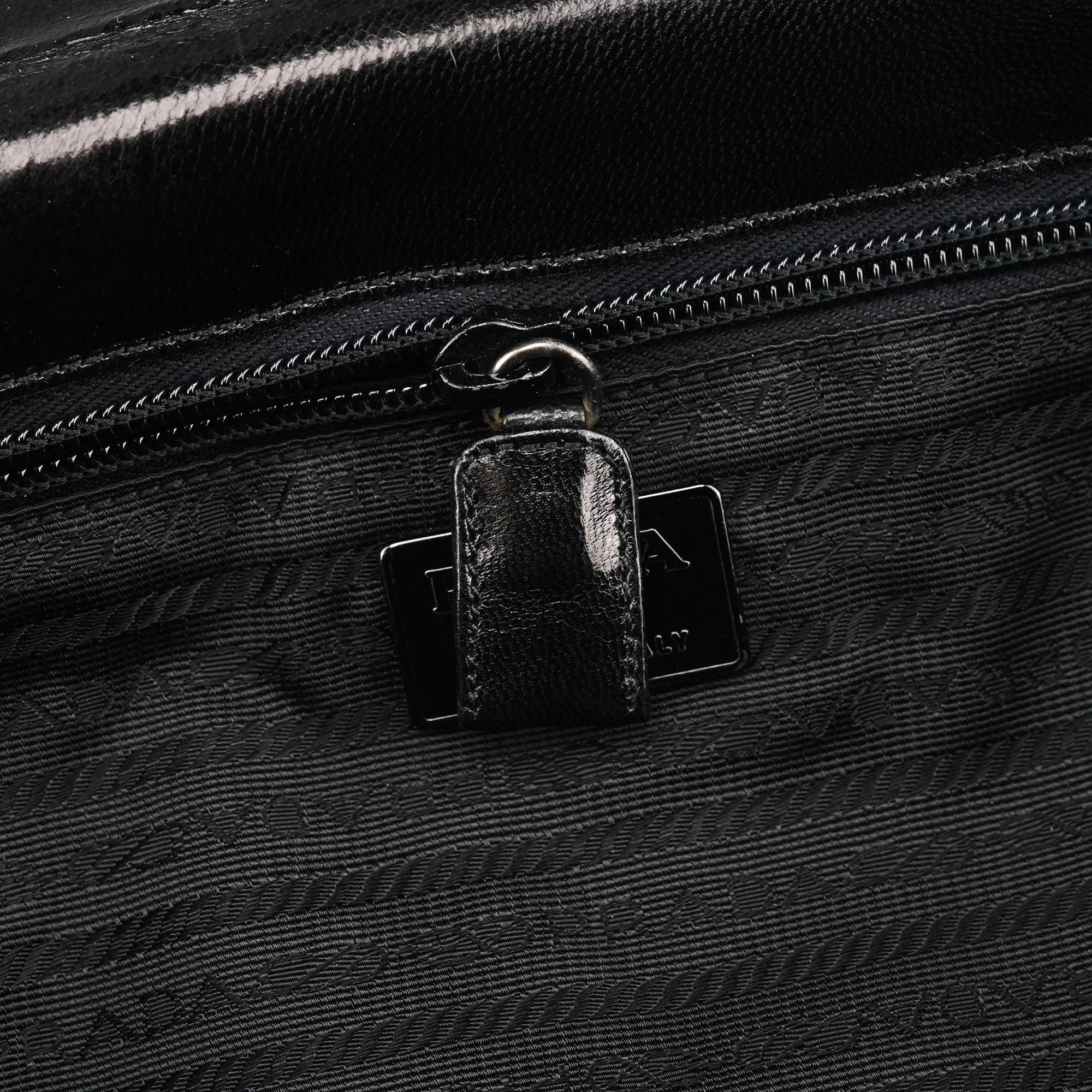 Prada Sac à poignée à boucle en cuir de veau noir