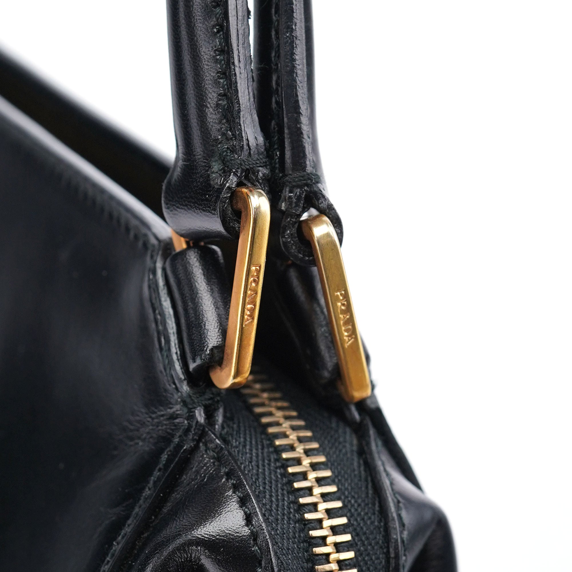 Prada Vitello Chic Schultertasche in Schwarz