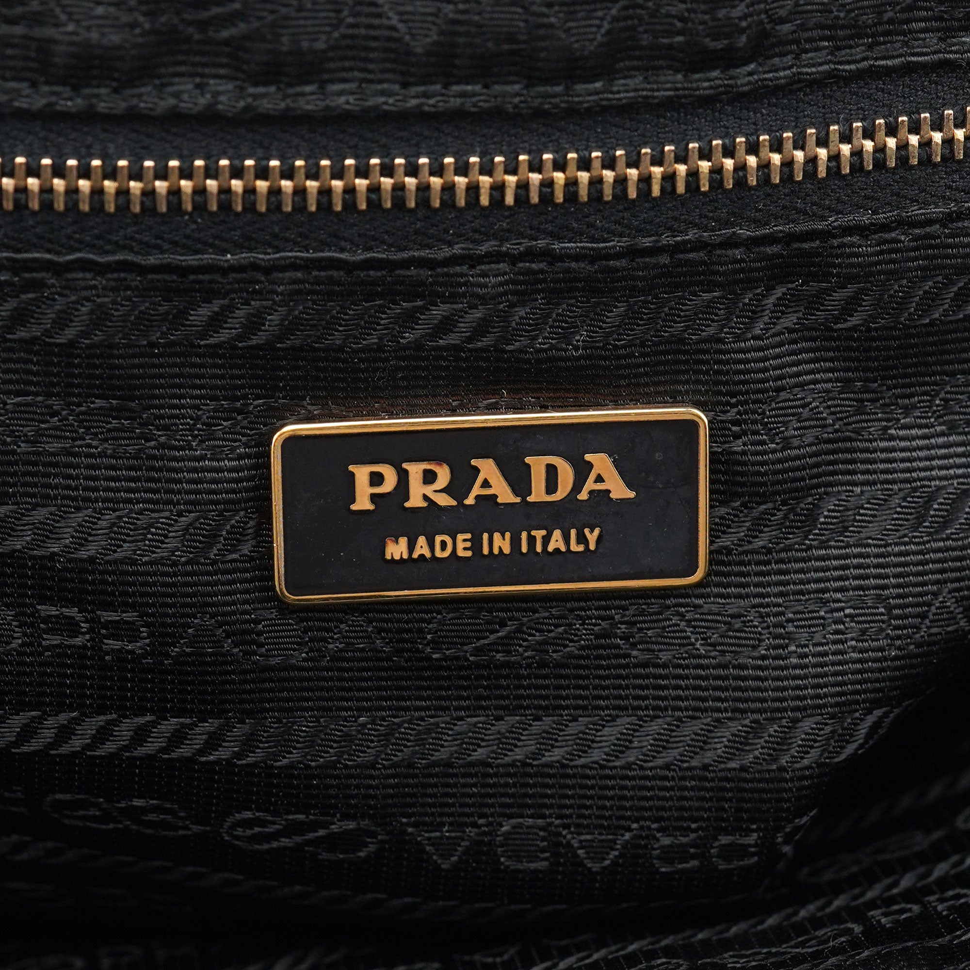 Prada Vitello Chic Schultertasche in Schwarz