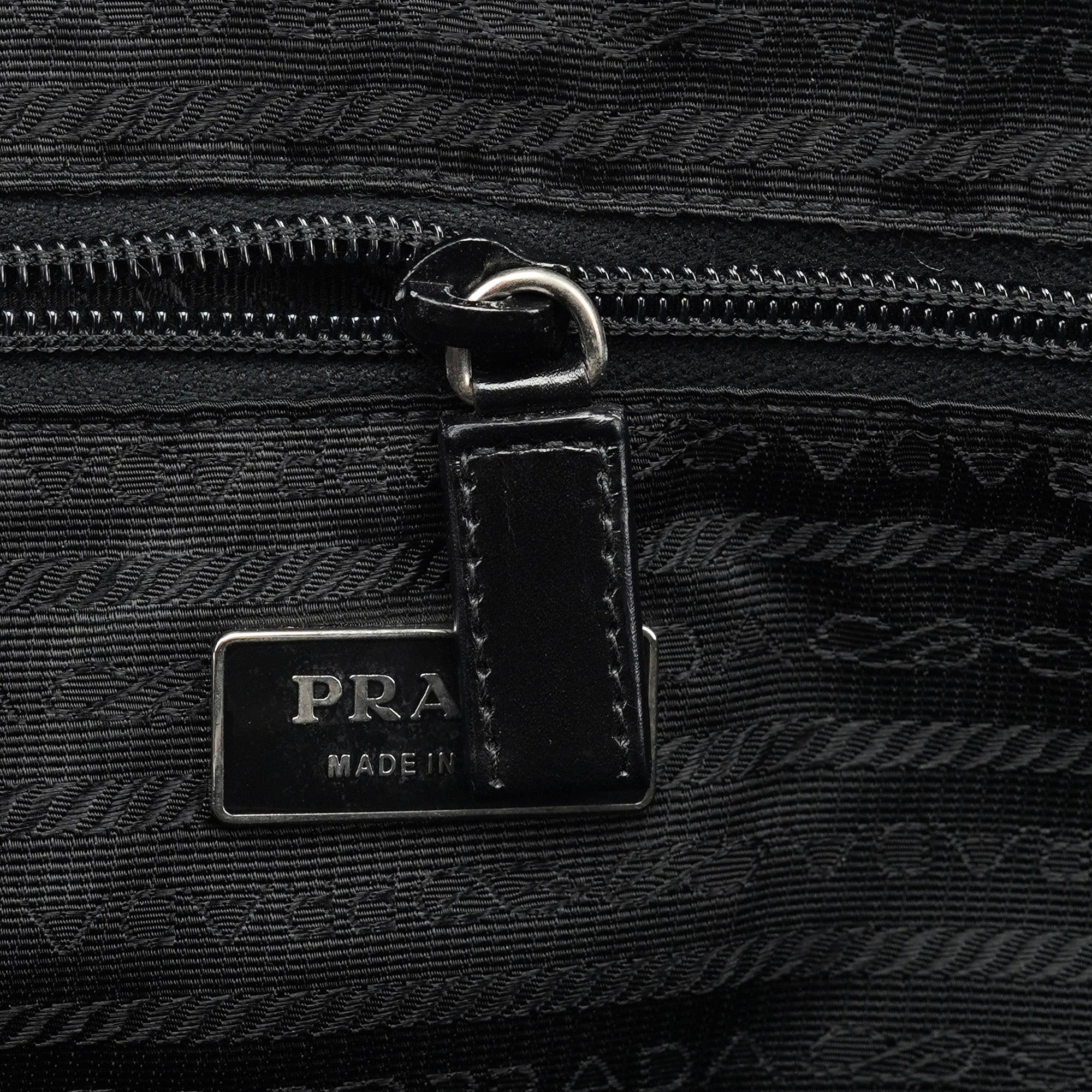 Prada Sac porté épaule Vitello Chic en cuir de veau noir