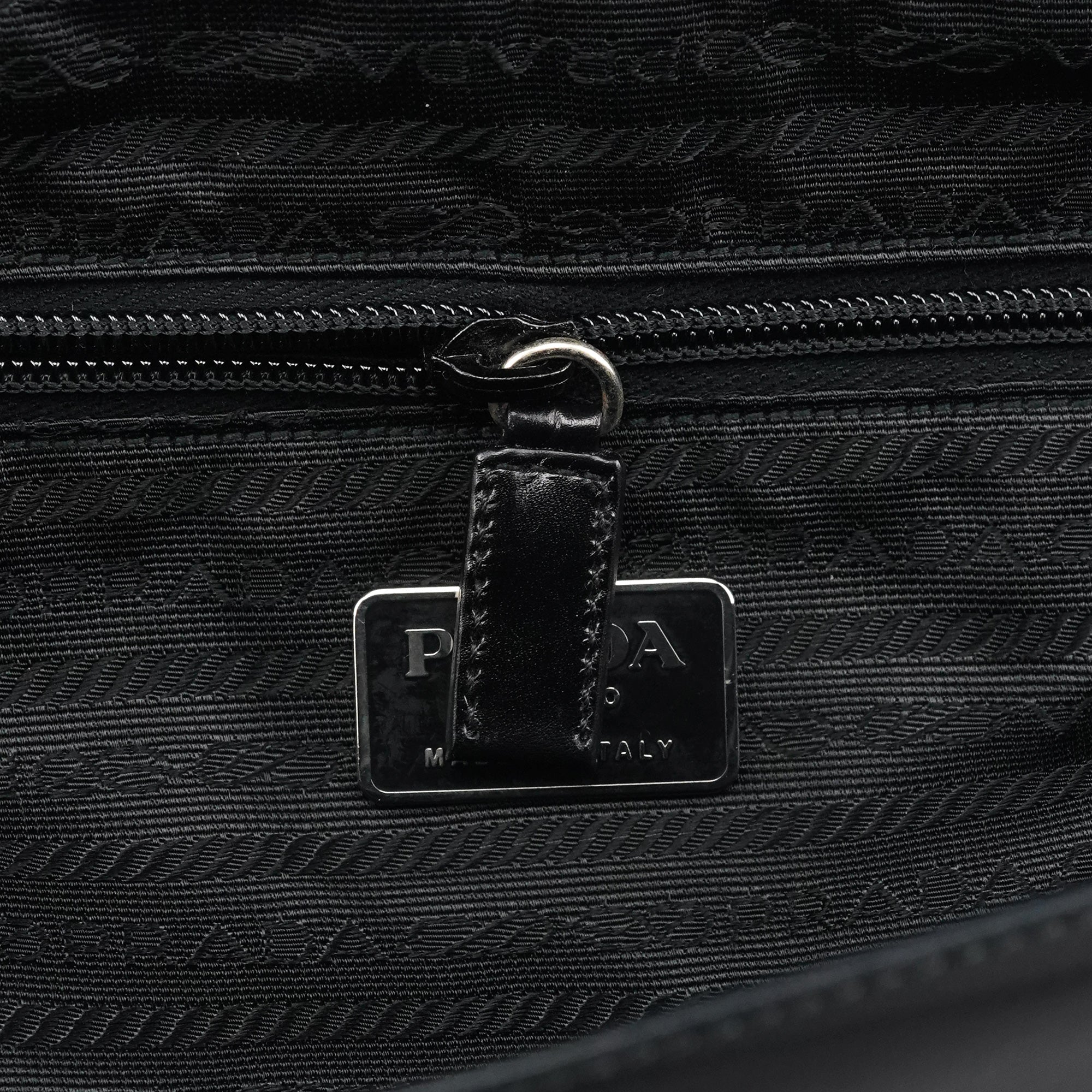 Prada Vitello Chic Schultertasche aus schwarzem Leder