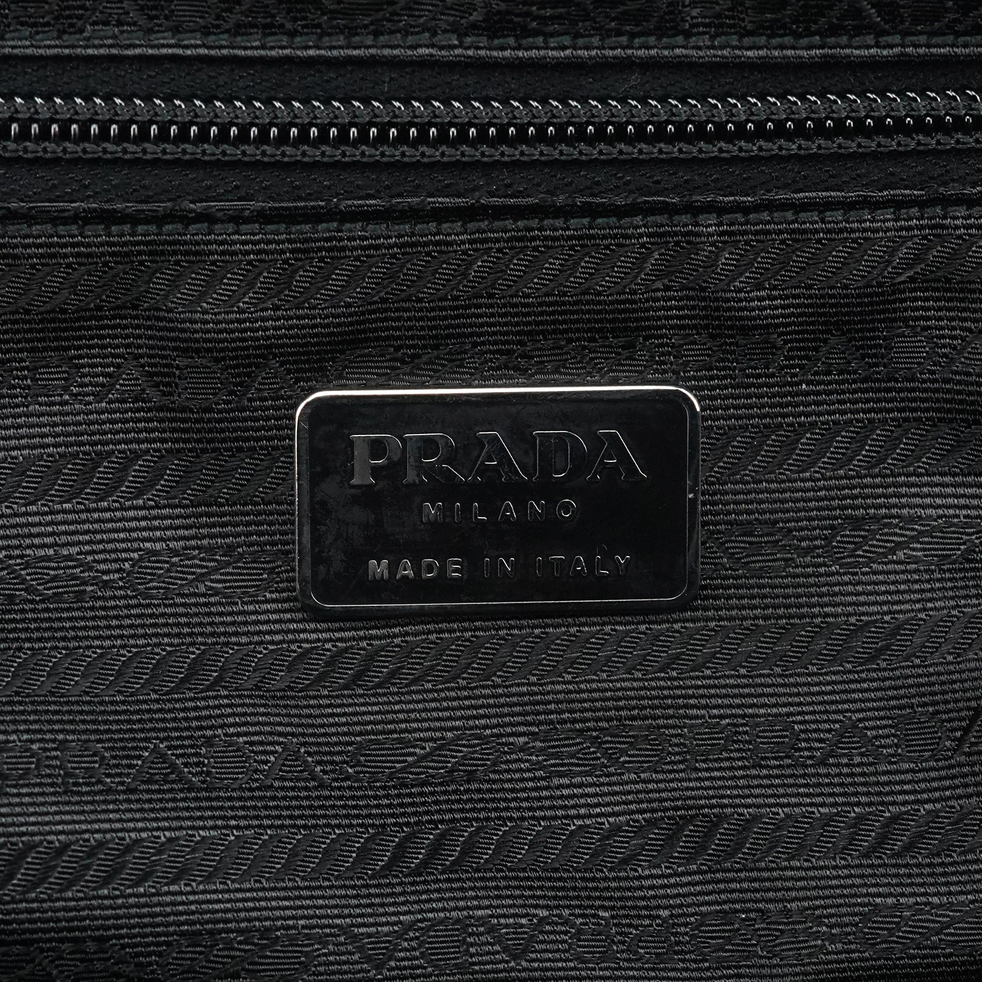 Prada Vitello Chic Schultertasche aus schwarzem Leder