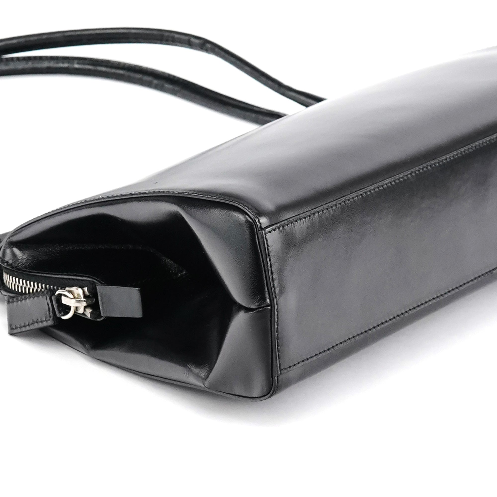 Prada Vitello Chic Schultertasche aus schwarzem Leder