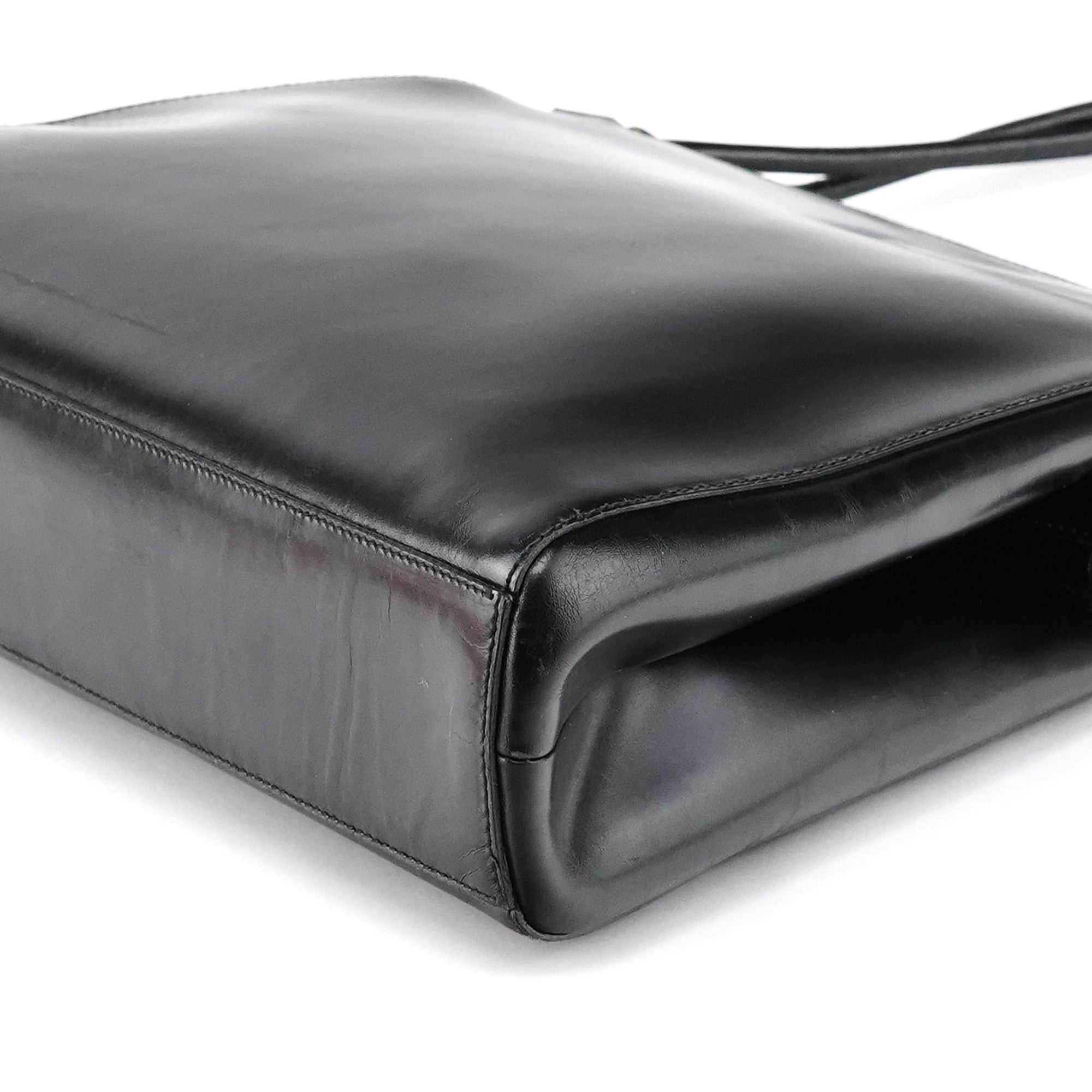 Prada Vitello Chic Schultertasche aus schwarzem Leder