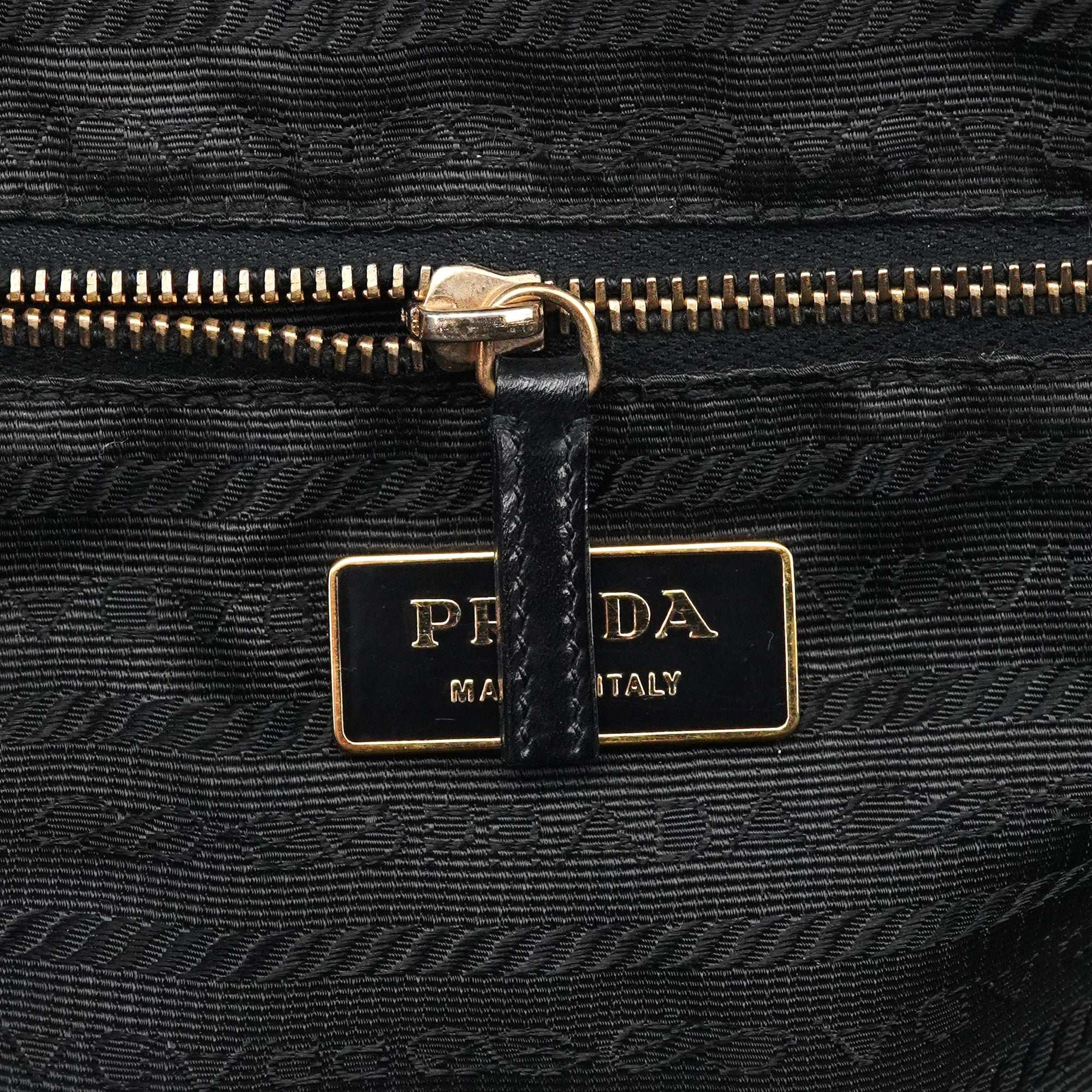 Prada Vitello Chic Schultertasche aus schwarzem Leder