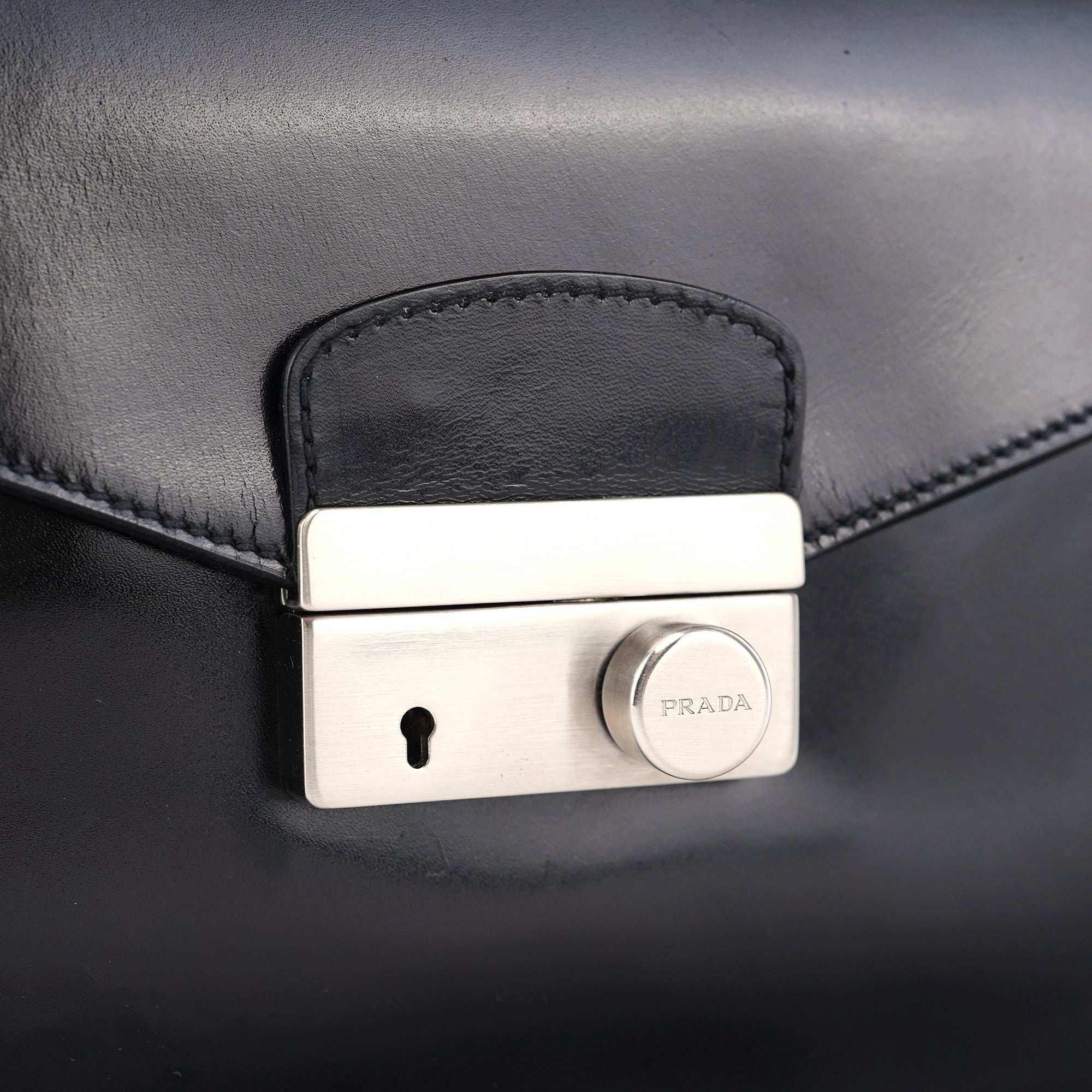 Prada Keylock Schultertasche aus schwarzem Vitello-Leder