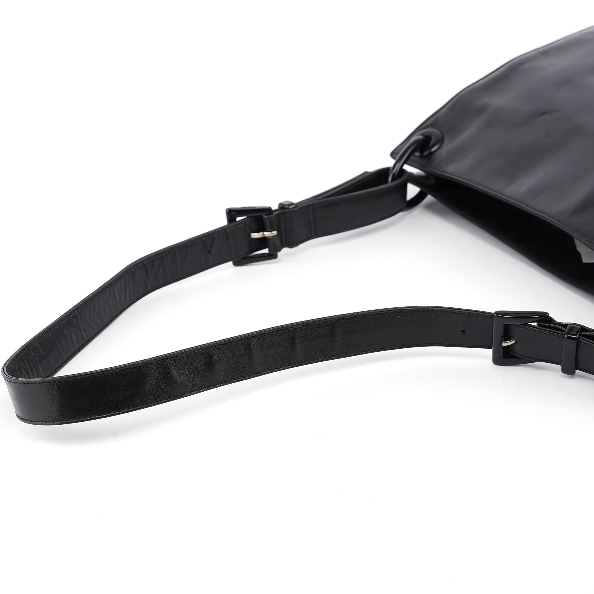Prada Vitello Hobo Schultertasche aus schwarzem Kalbsleder mit Kunststoffbeschlägen