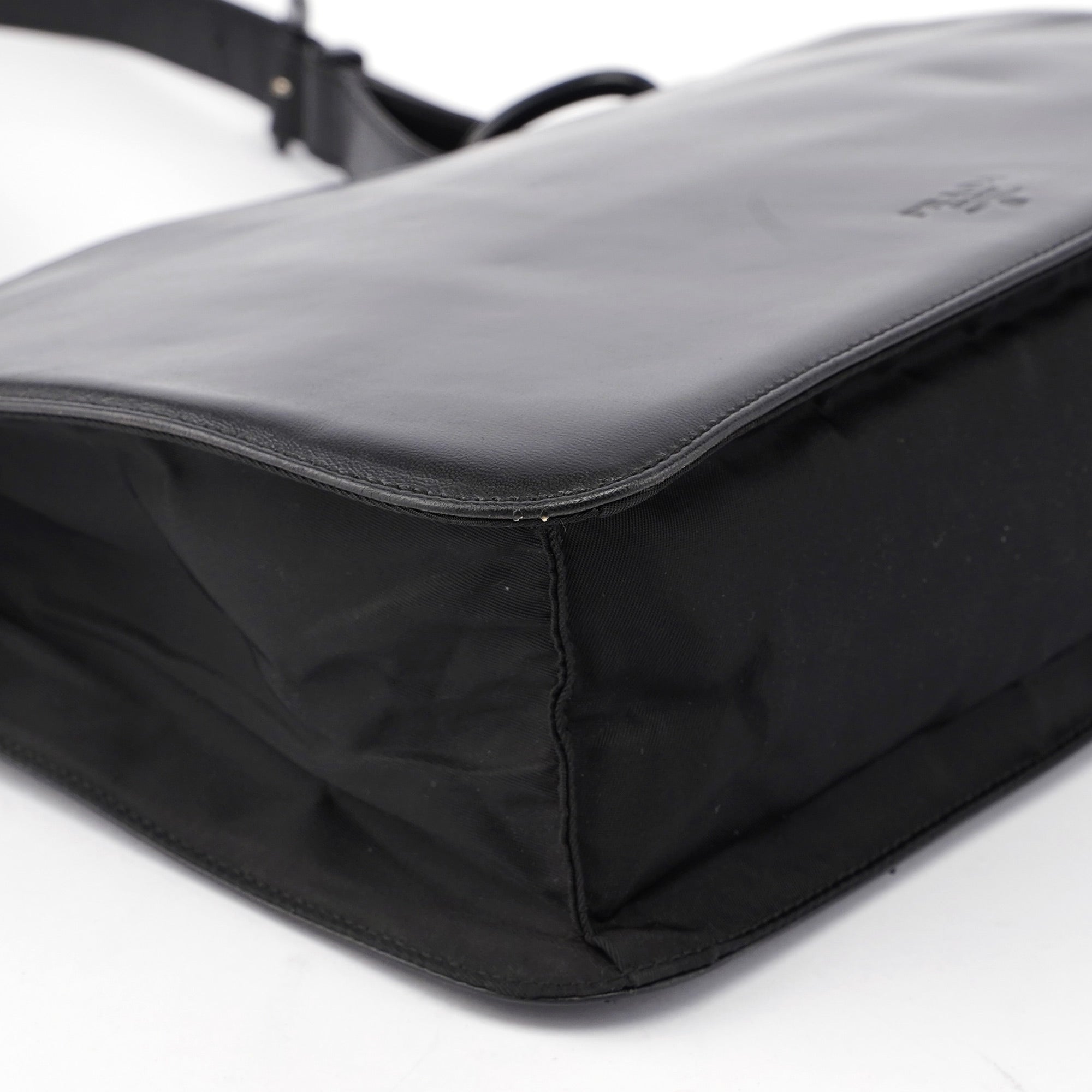 Prada Vitello Hobo Schultertasche aus schwarzem Kalbsleder mit Kunststoffbeschlägen