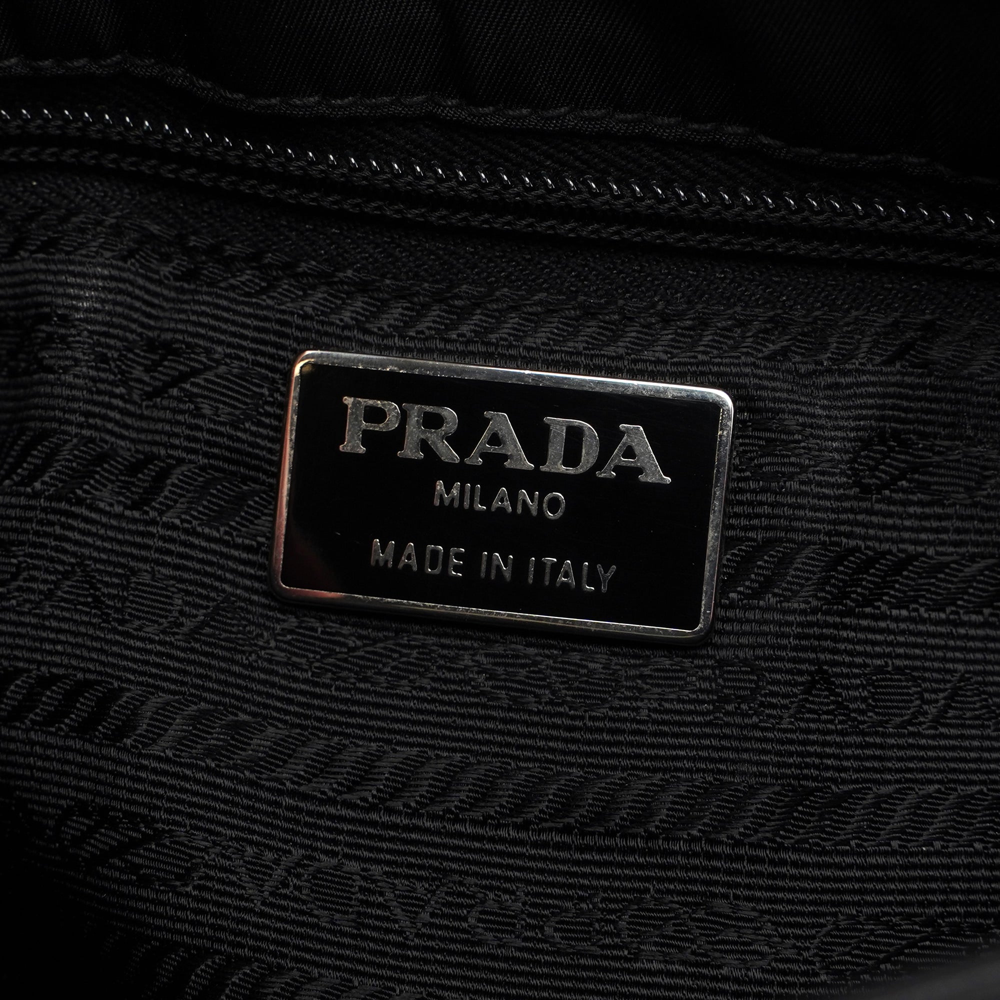 Prada Vitello Hobo Schultertasche aus schwarzem Kalbsleder mit Kunststoffbeschlägen