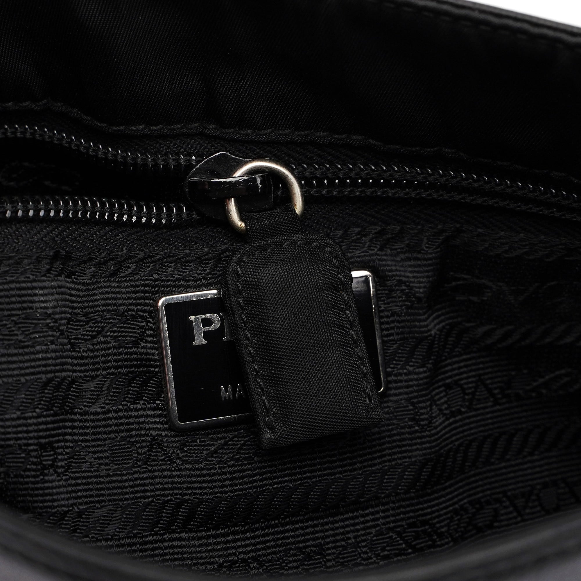 Prada Vitello Hobo Schultertasche aus schwarzem Kalbsleder mit Kunststoffbeschlägen