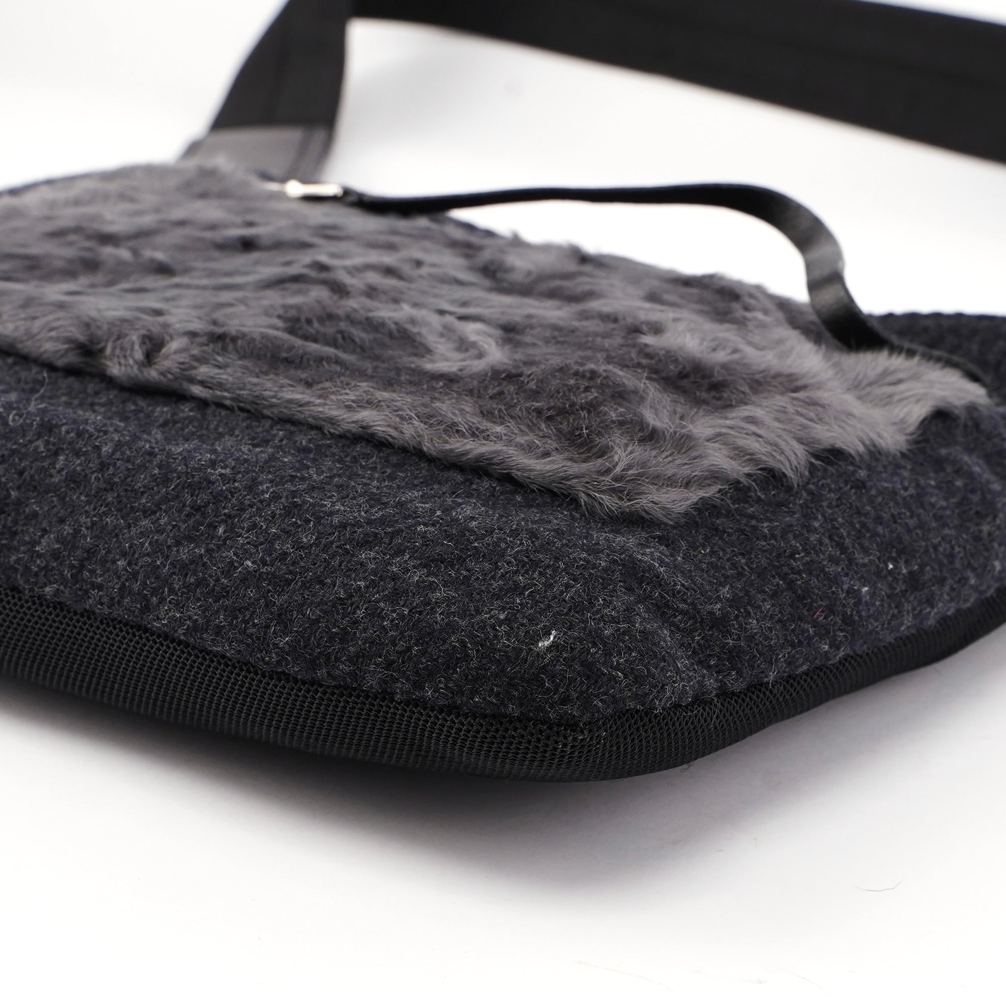 Prada Sac bandoulière en laine et fourrure noires