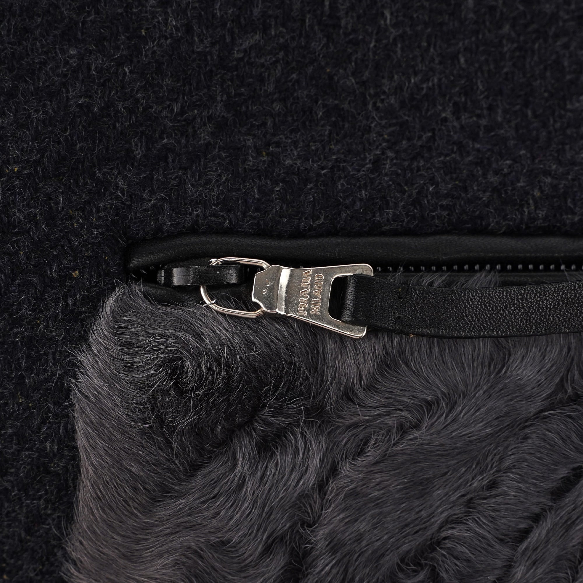 Prada Sac bandoulière en laine et fourrure noires