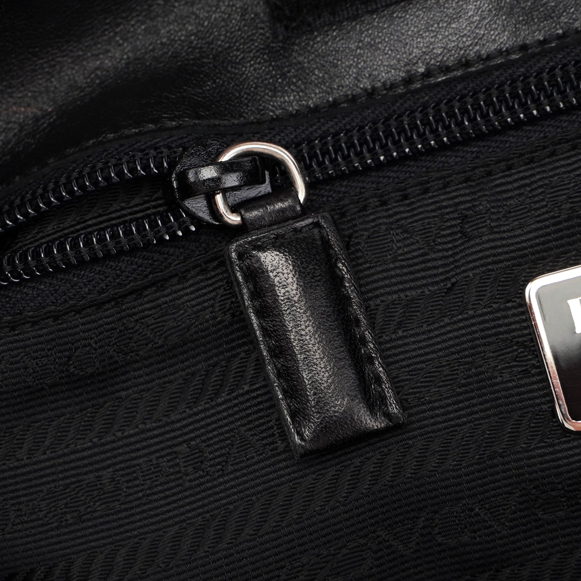 Prada Sac bandoulière en laine et fourrure noires