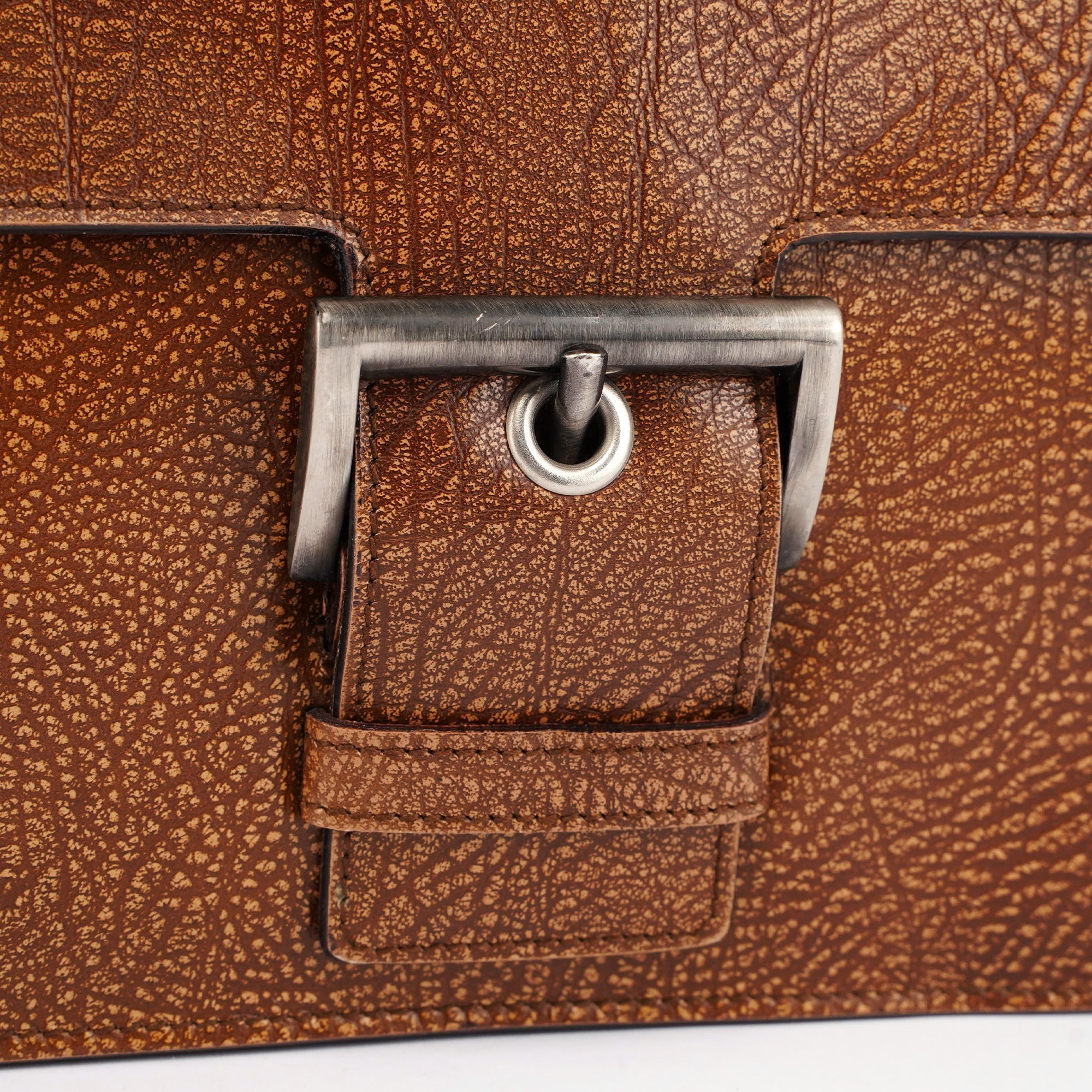 Prada Sac porté épaule à boucle en lama marron