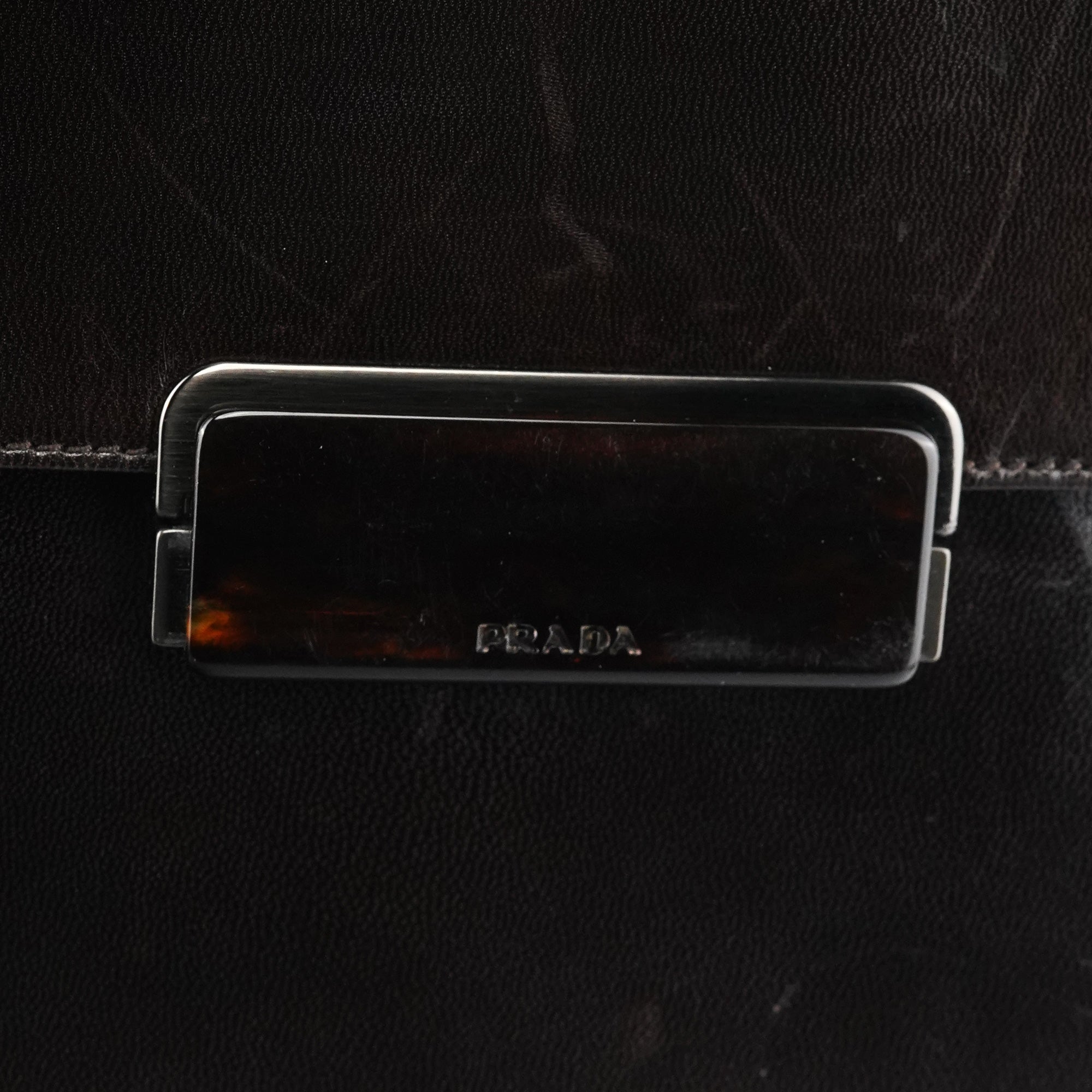 Prada Vitello Schultertasche mit Schnalle aus braunem Leder