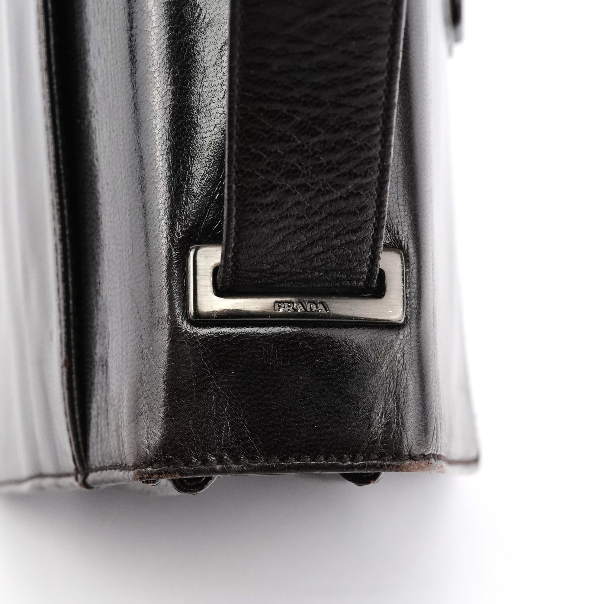 Prada Vitello Schultertasche mit Schnalle aus braunem Leder