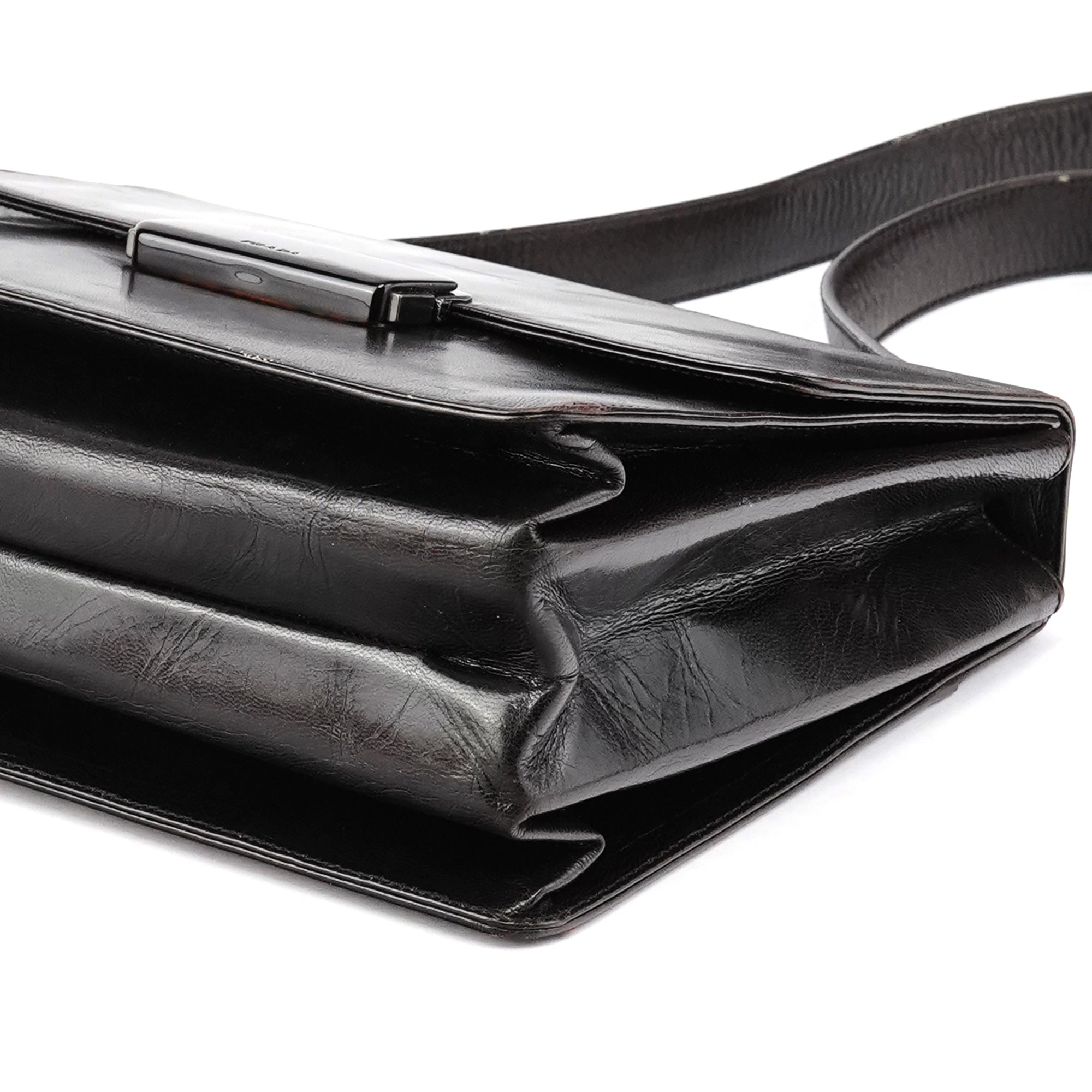 Prada Vitello Schultertasche mit Schnalle aus braunem Leder