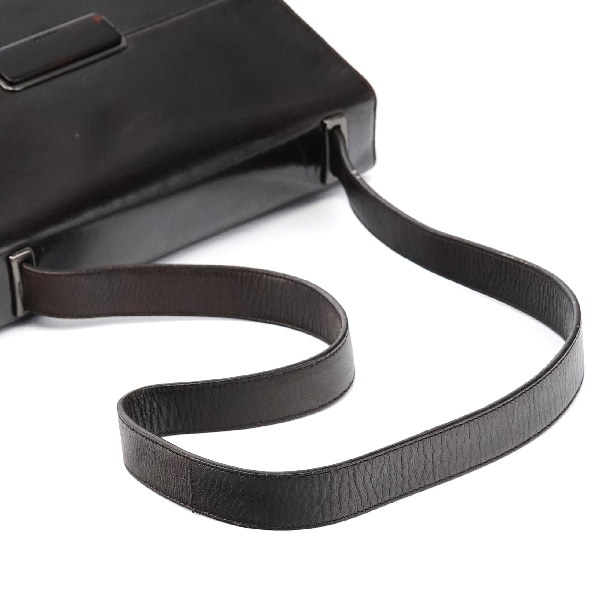 Prada Vitello Schultertasche mit Schnalle aus braunem Leder