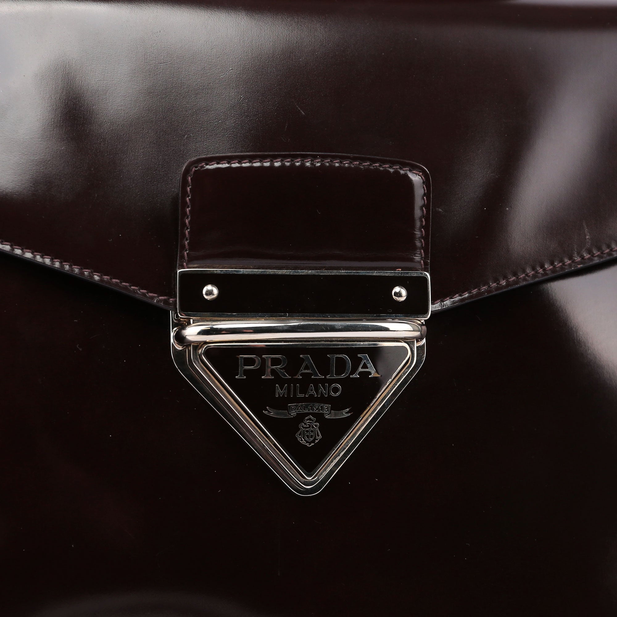 Prada Sac à poignée Spazzolato logo en cuir verni marron