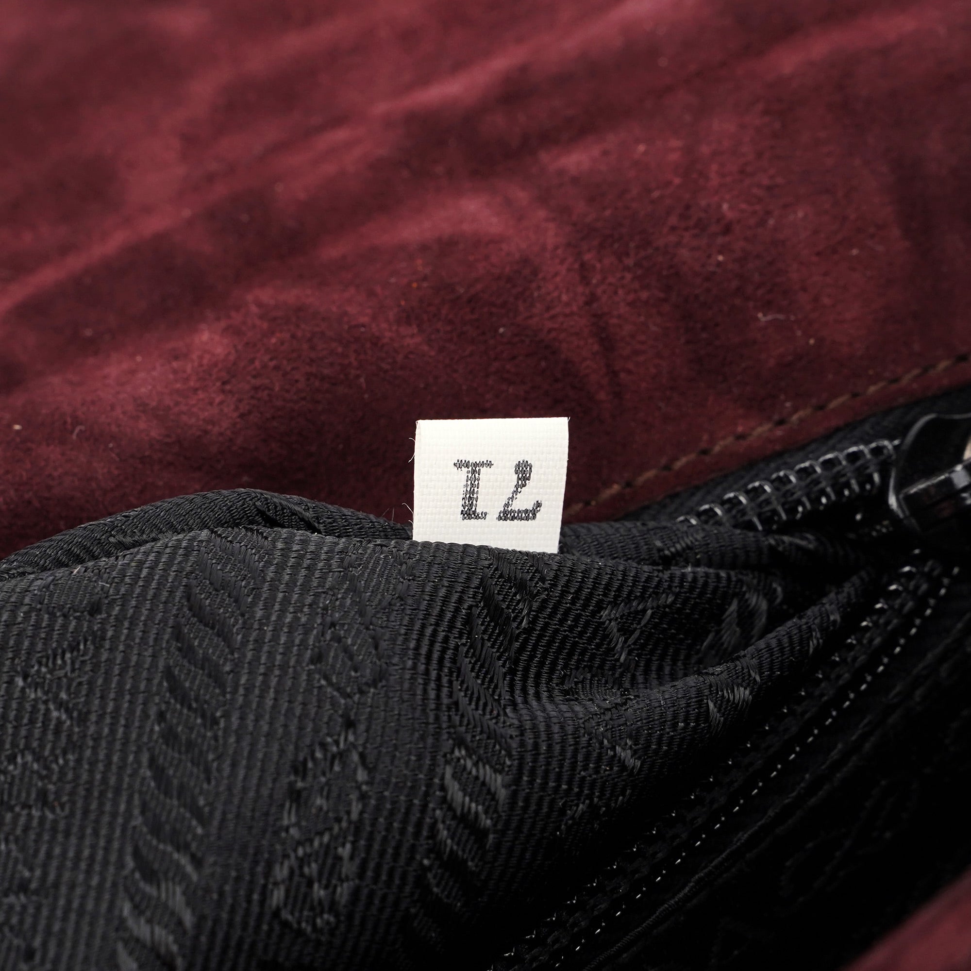 Prada Tie-Dye Schultertasche mit Kunststoffhenkel in Bordeaux