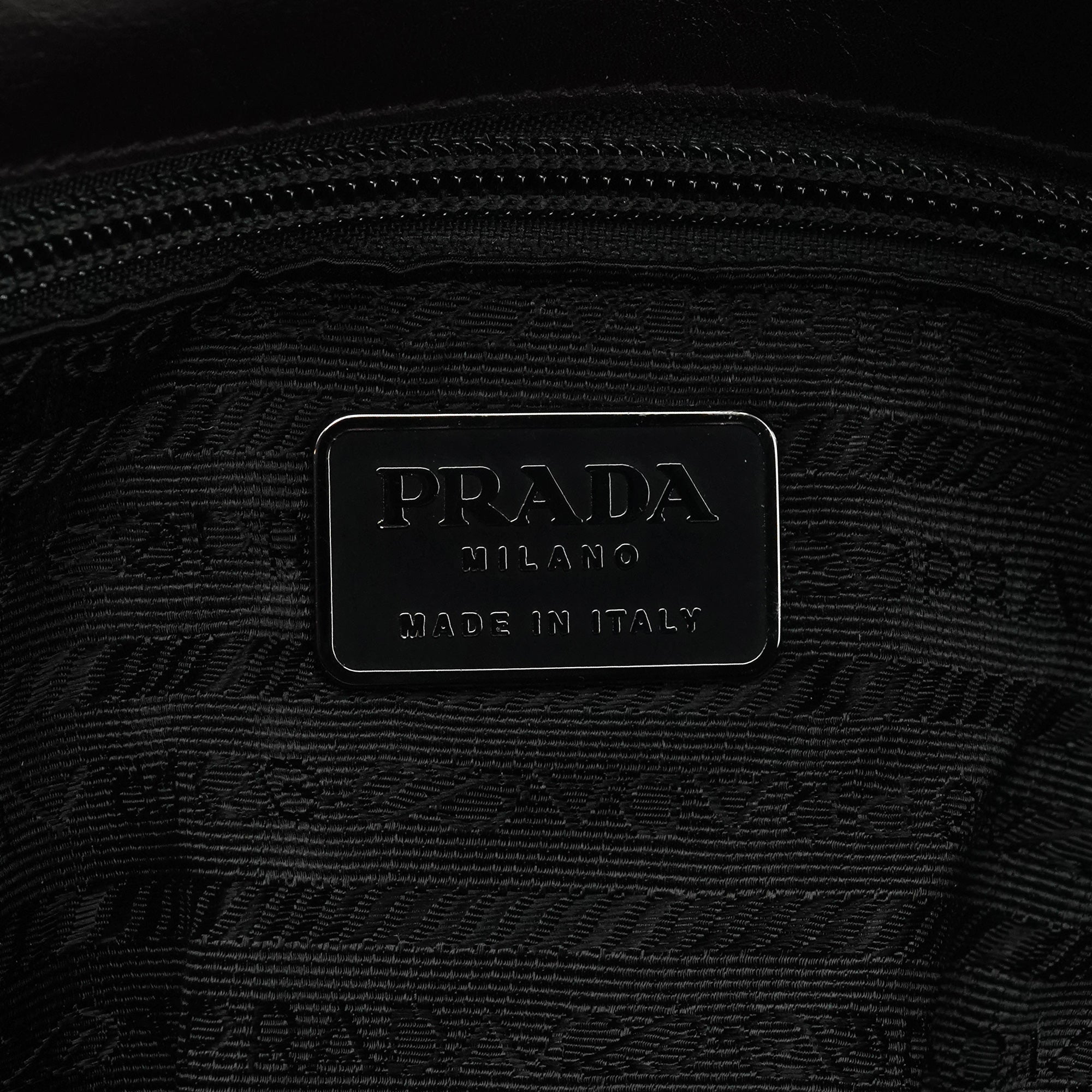 Prada Sac porté épaule Vitello Buckle en cuir de veau marron foncé