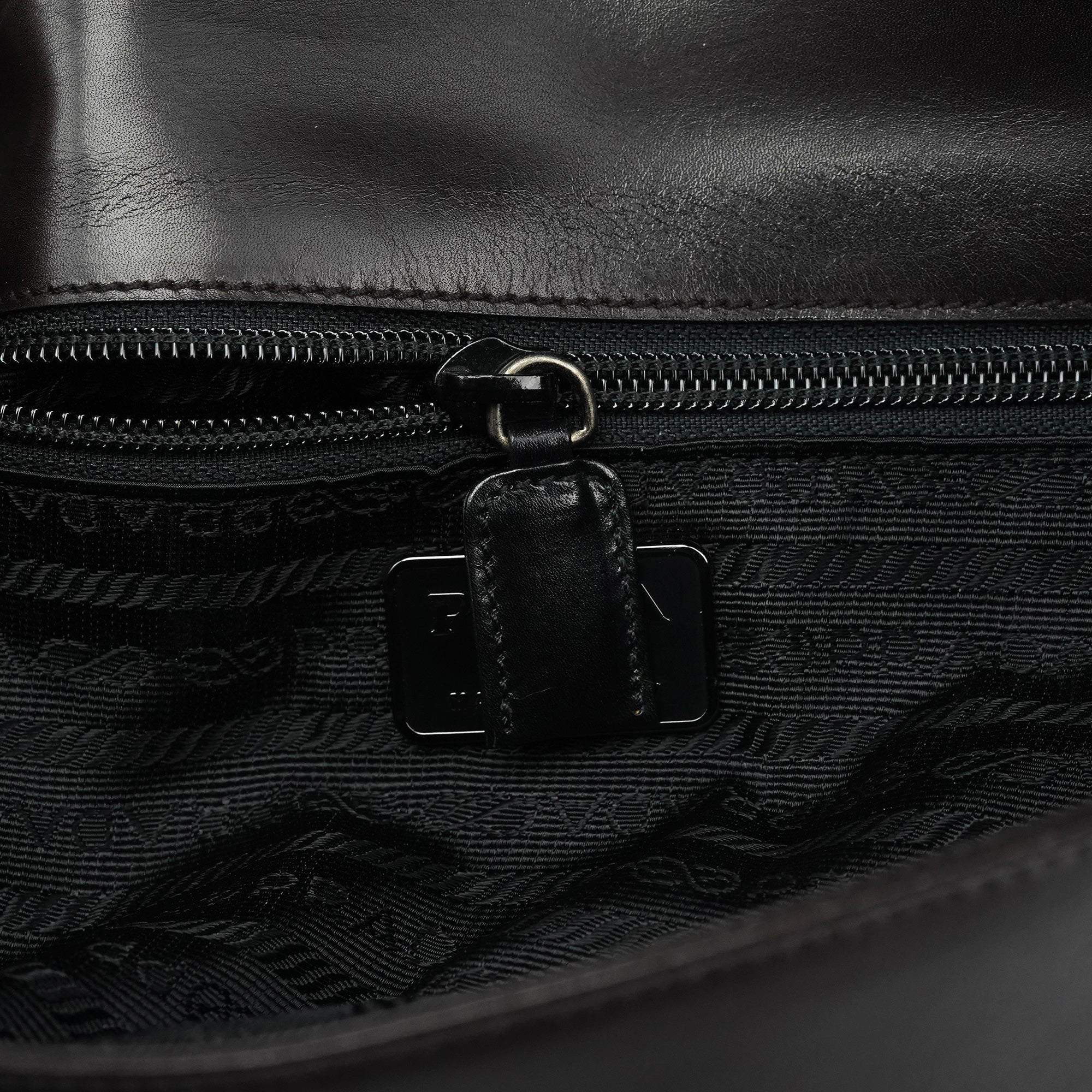 Prada Sac porté épaule Vitello Buckle en cuir de veau marron foncé
