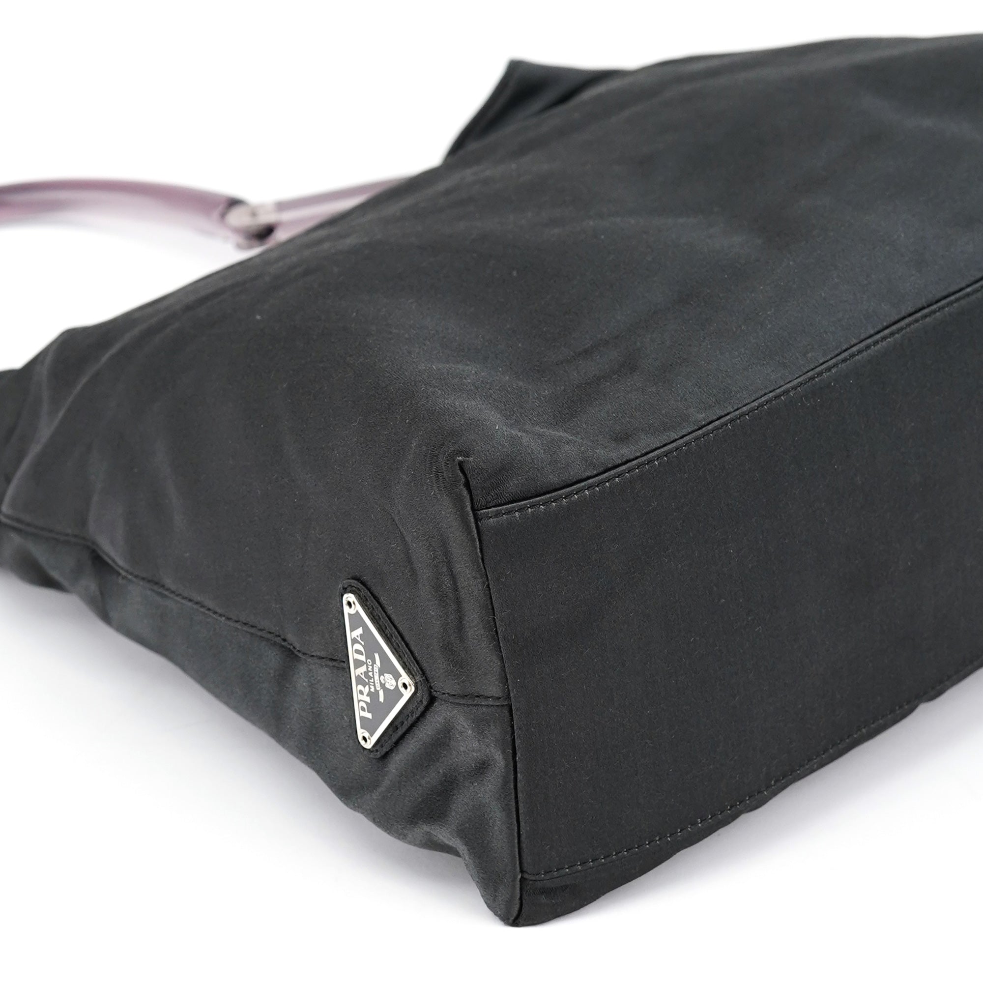 Prada Sac porté épaule en satin gris foncé à anse en plastique
