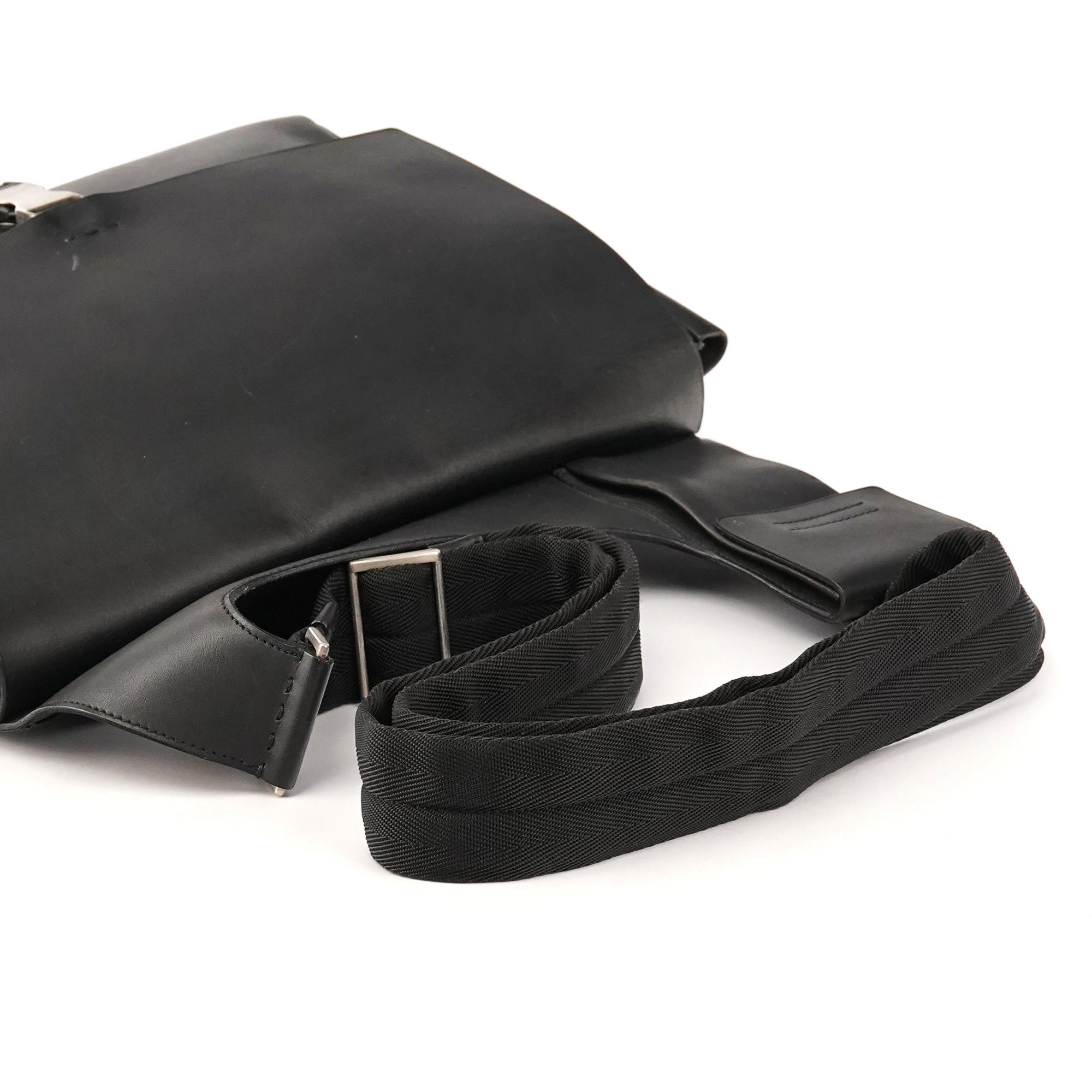 Prada Autunno 1999 Borsa a spalla con fibbia in pelle nera