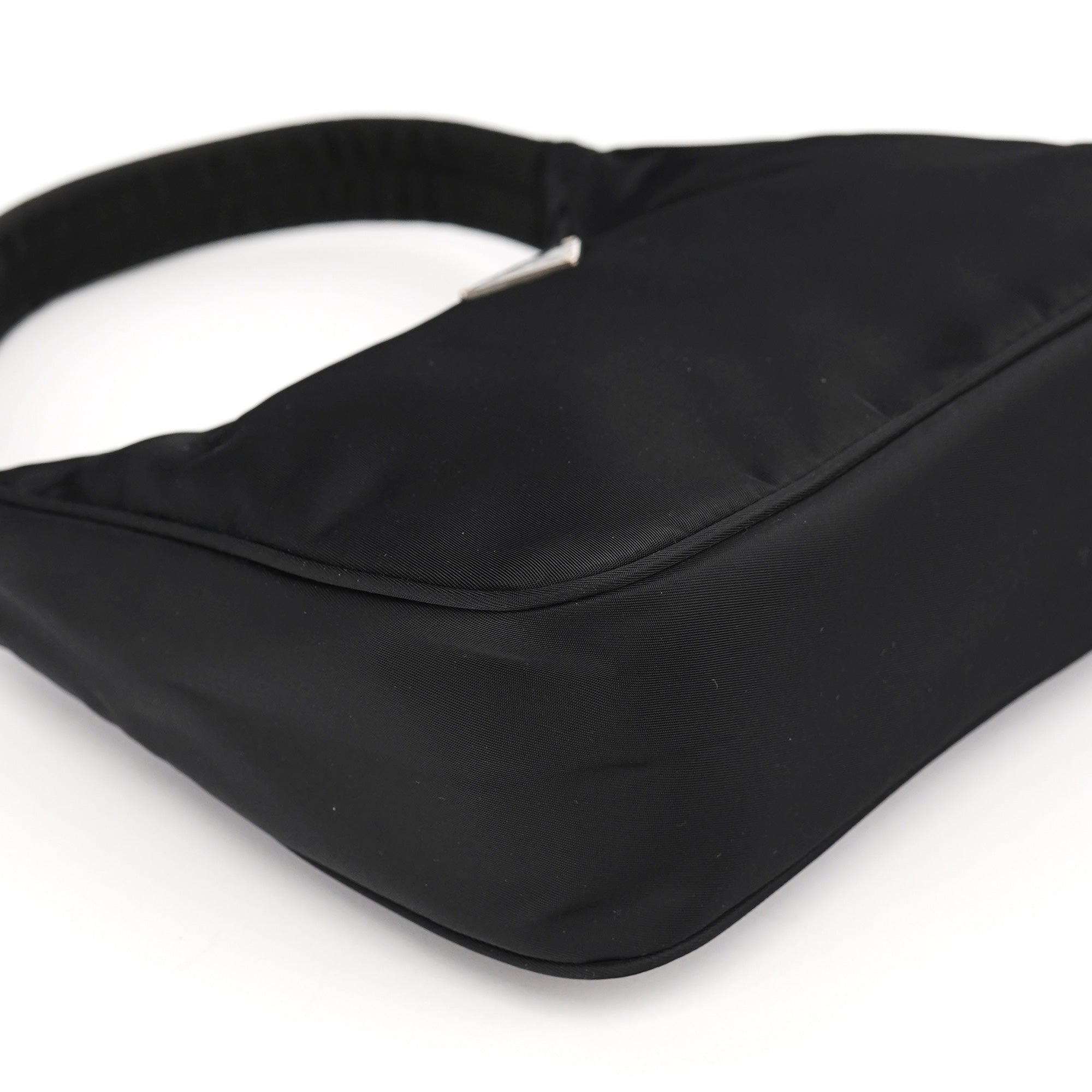 Prada MV519 Tessuto Mini Hobo Bag aus schwarzem Nylon