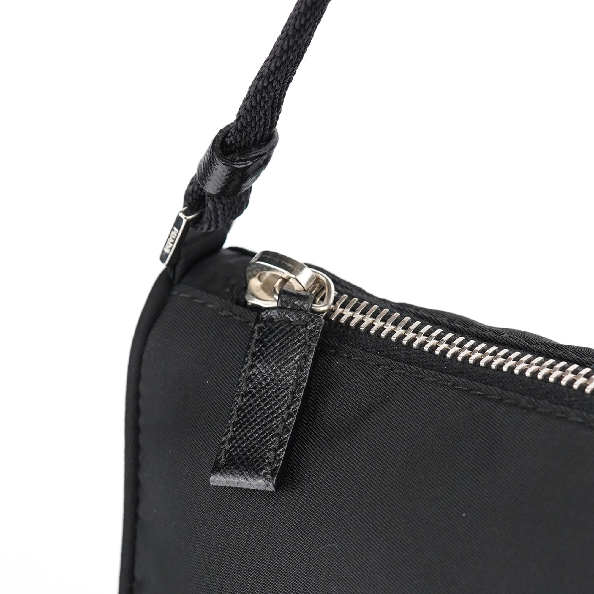 Prada MV633 Tessuto Mini Hobo Bag aus schwarzem Nylon