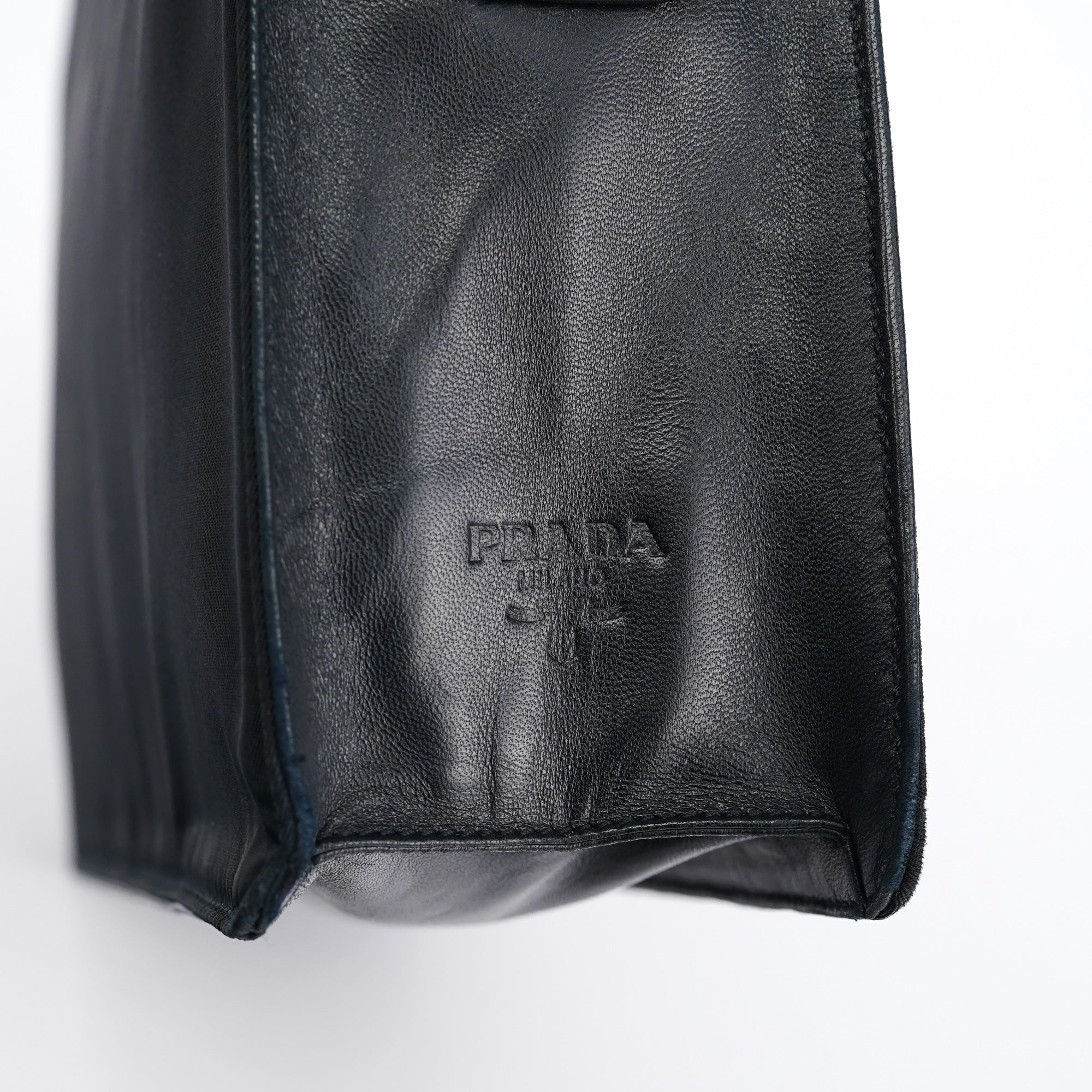 Prada Tessuto Nappa Schultertasche aus marineblauem Nylon mit Schnalle