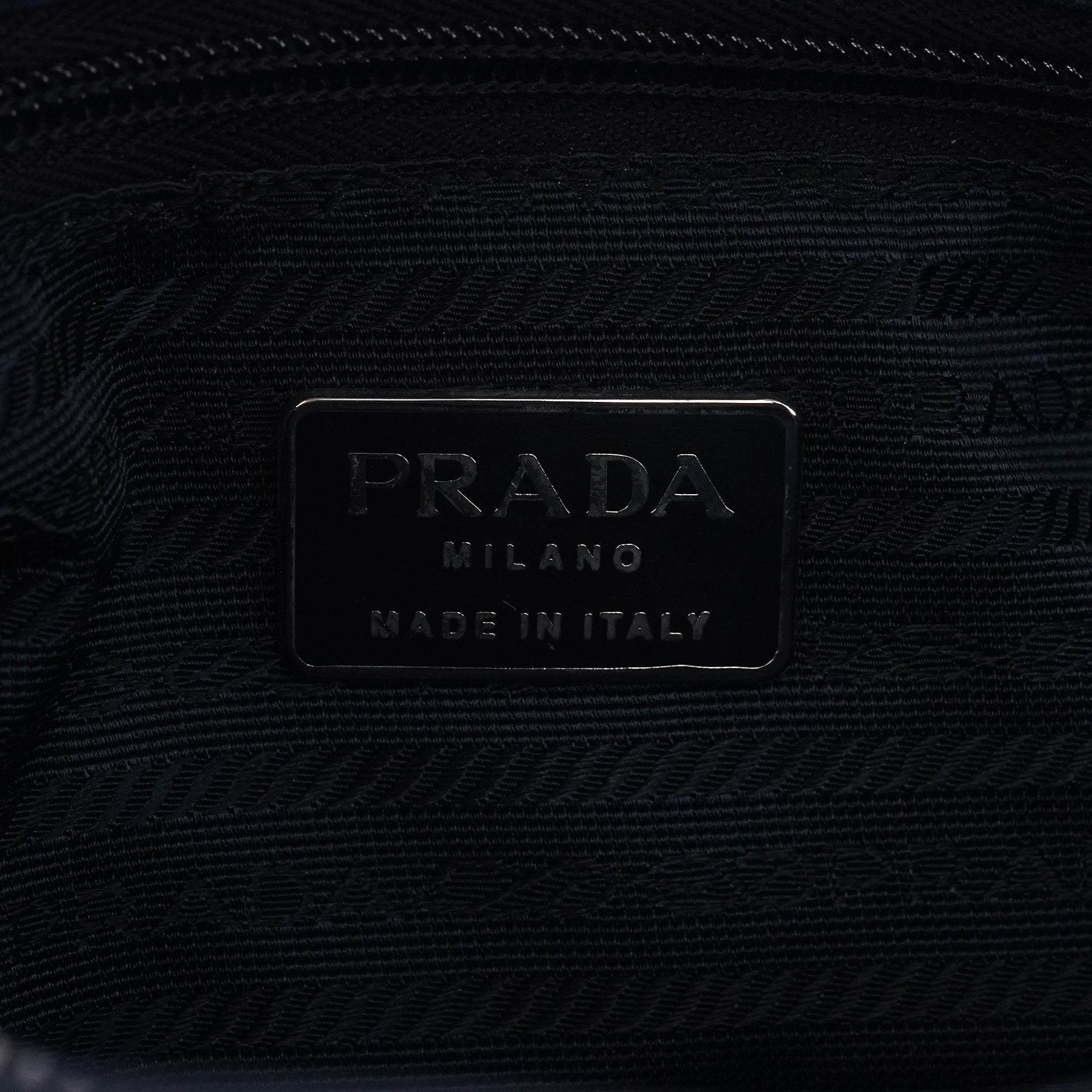 Prada Tessuto Schultertasche aus marineblauem Nylon