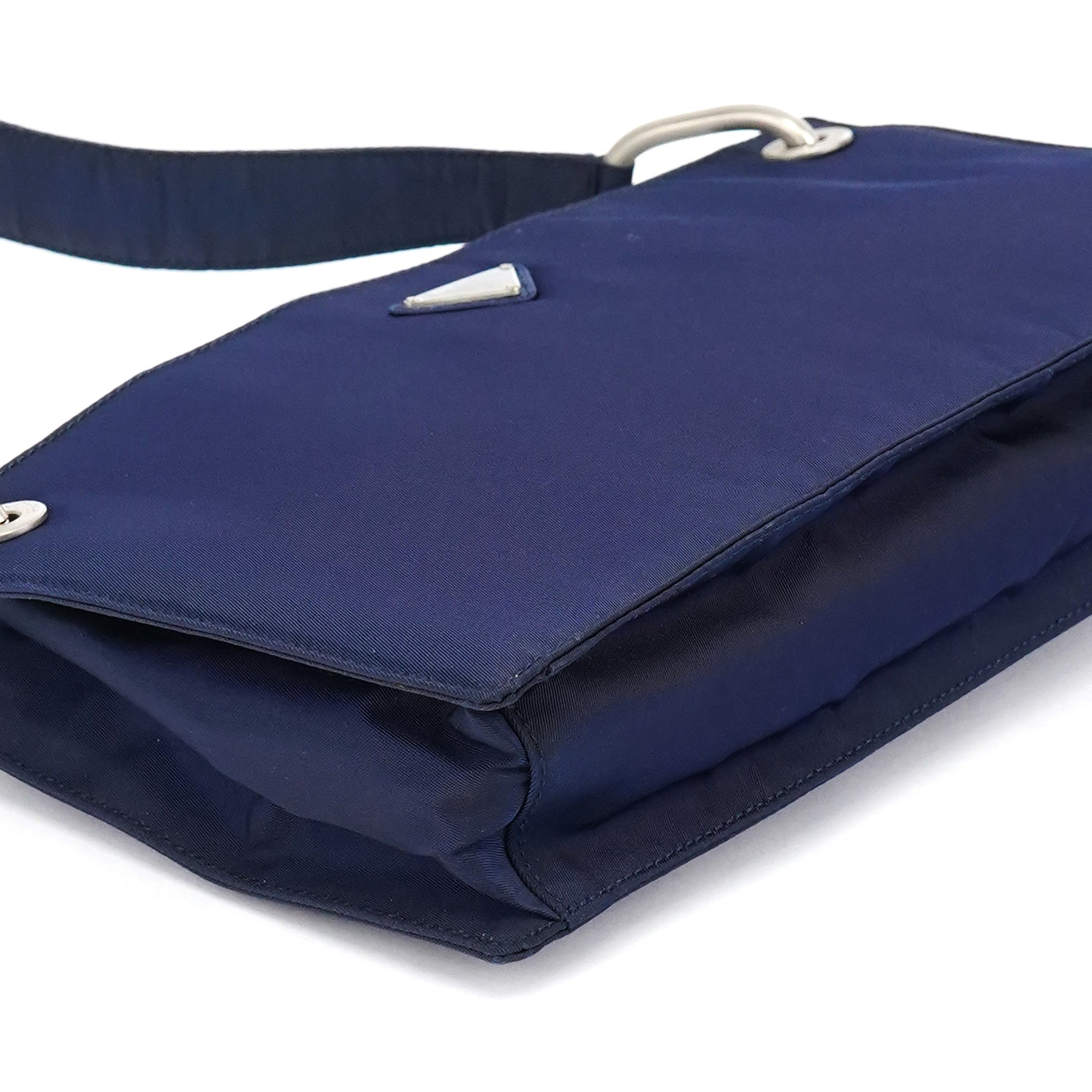 Prada Tessuto Schultertasche aus marineblauem Nylon