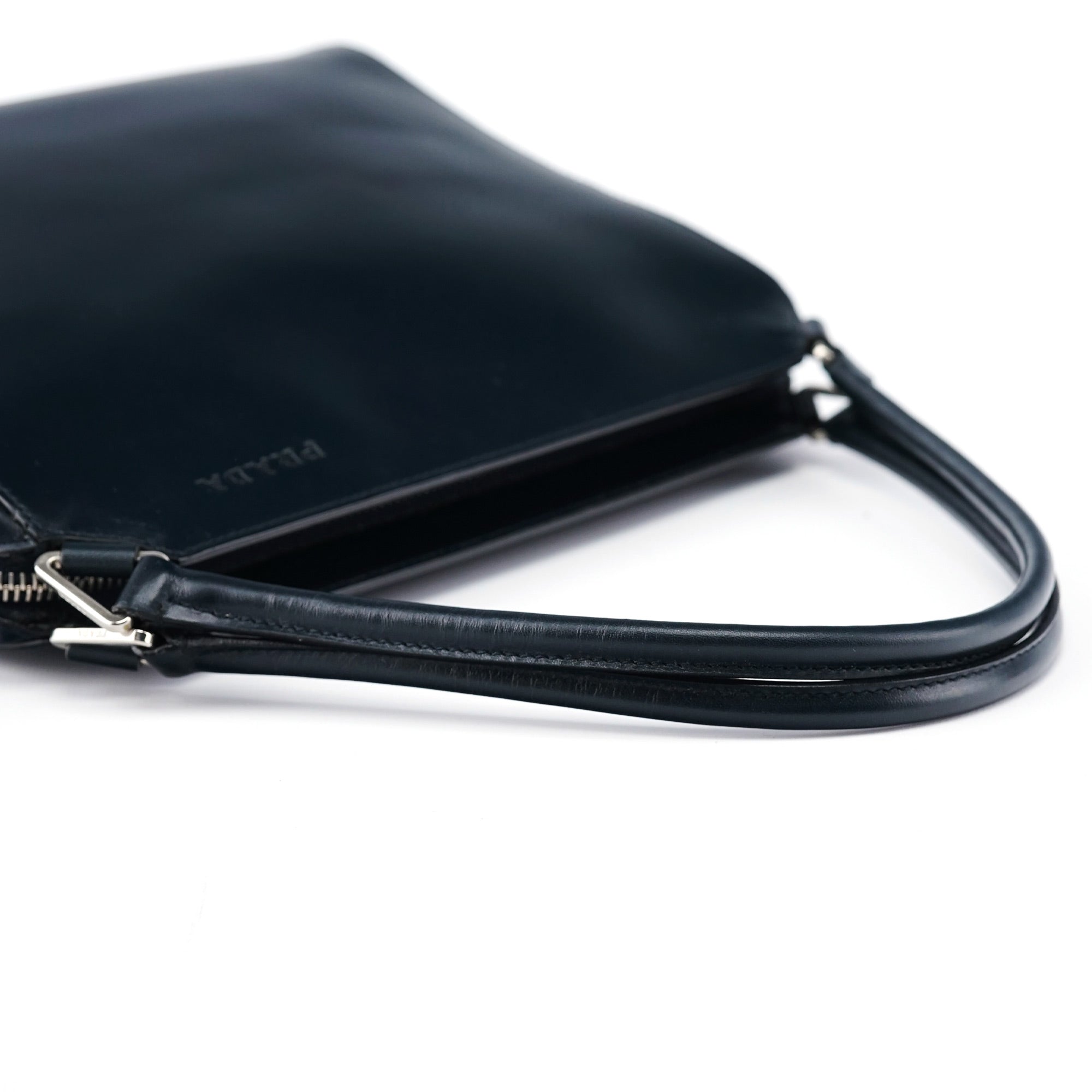 Prada Vitello Chic Schultertasche aus marineblauem Kalbsleder