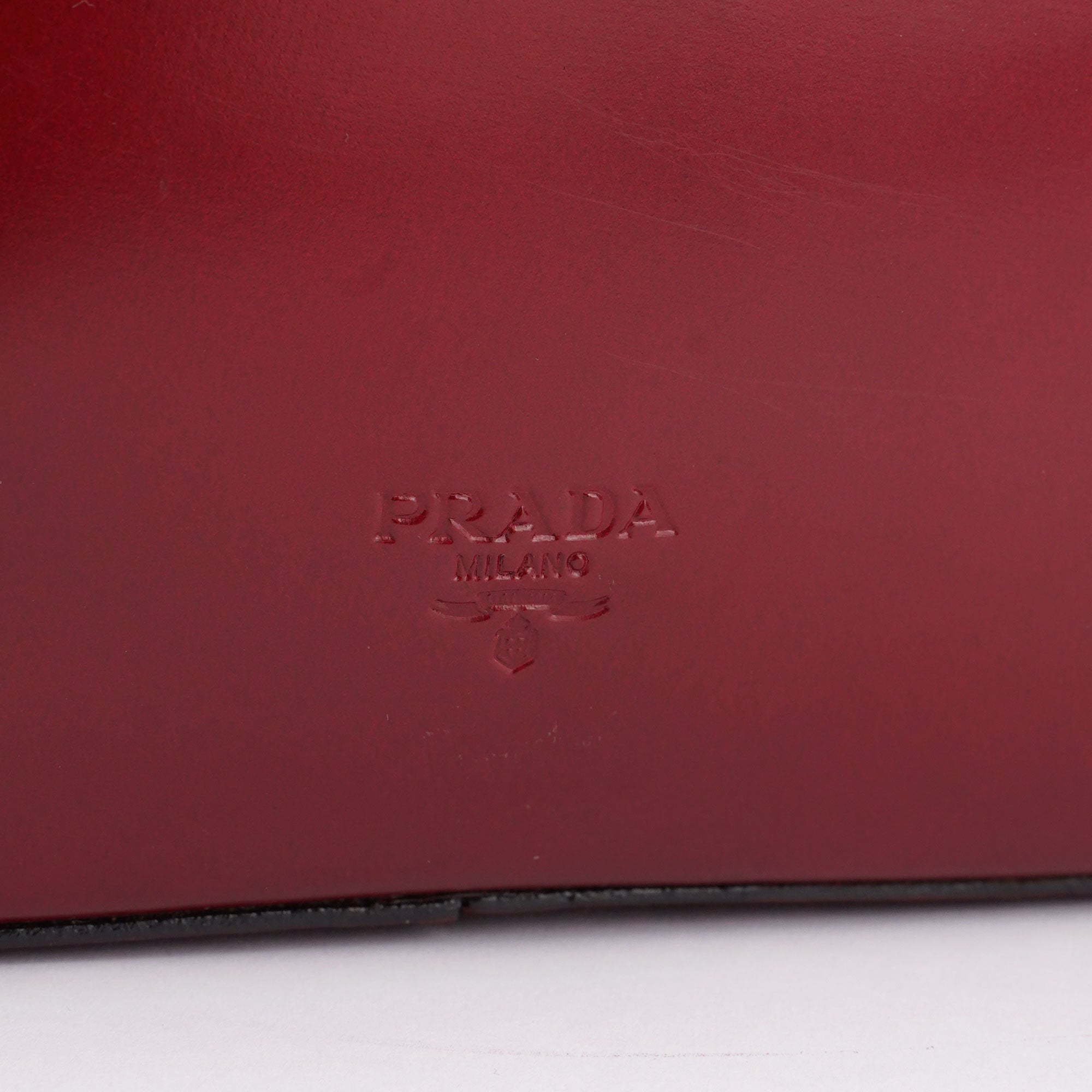 Prada Umhängetasche aus rotem Spazzolato-Leder